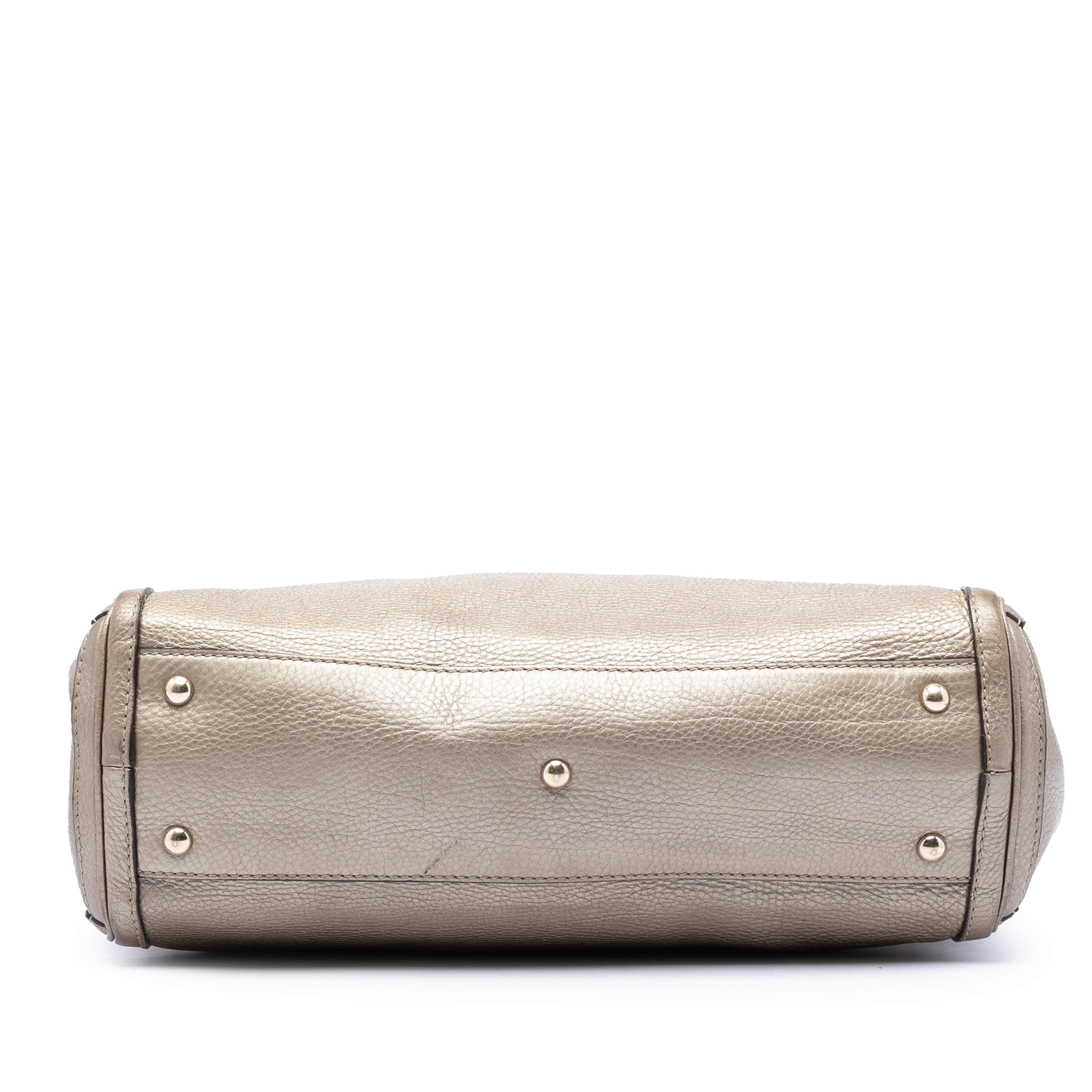 Gucci Metallic Calfskin Bella Tote, från Luxclusif, i färgen guld. Klicka för att öppna bilden i stort format