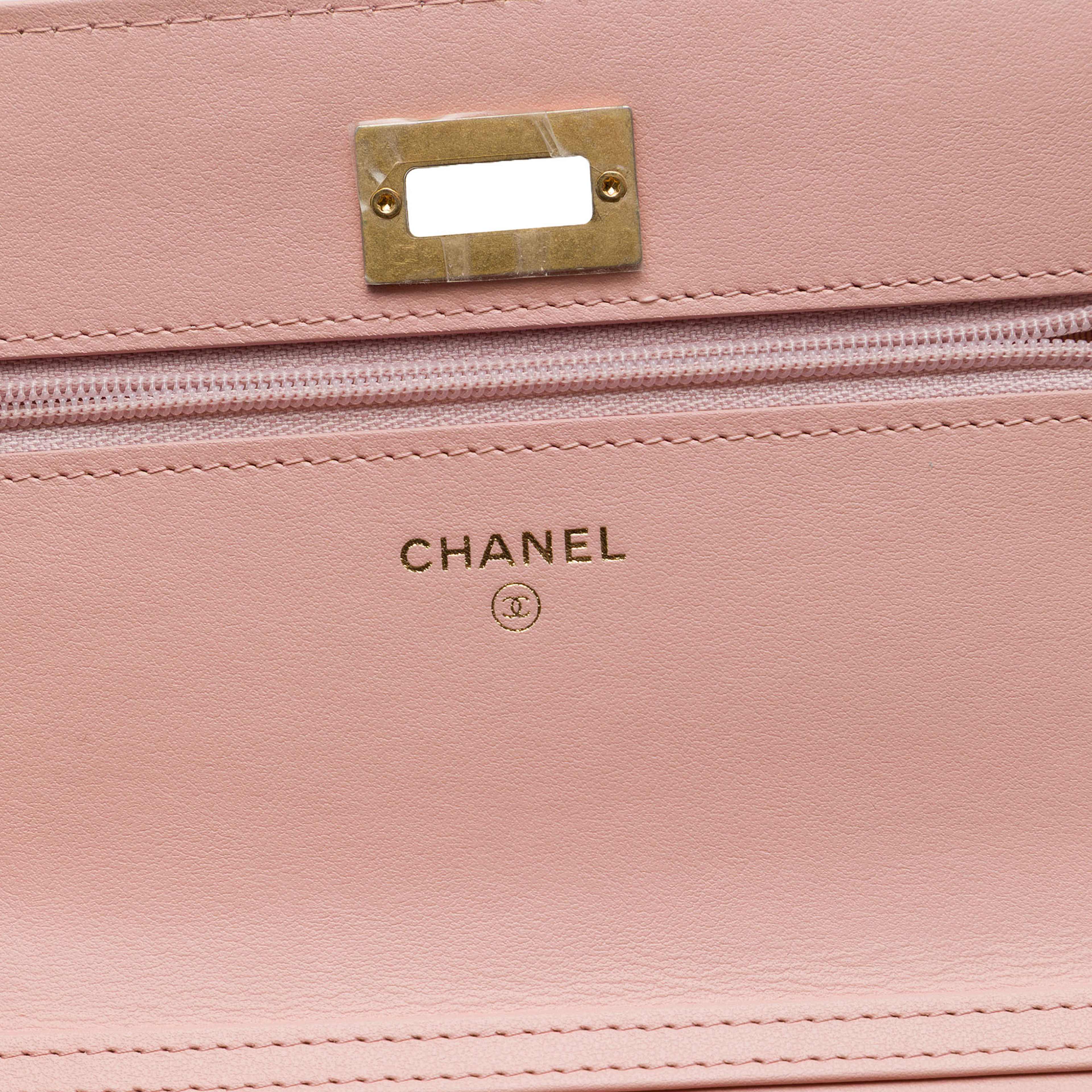Chanel Quilted Aged Calfskin Reissue 2.55 Wallet On Chain, från Luxclusif, i färgen rosa. Klicka för att öppna bilden i stort format