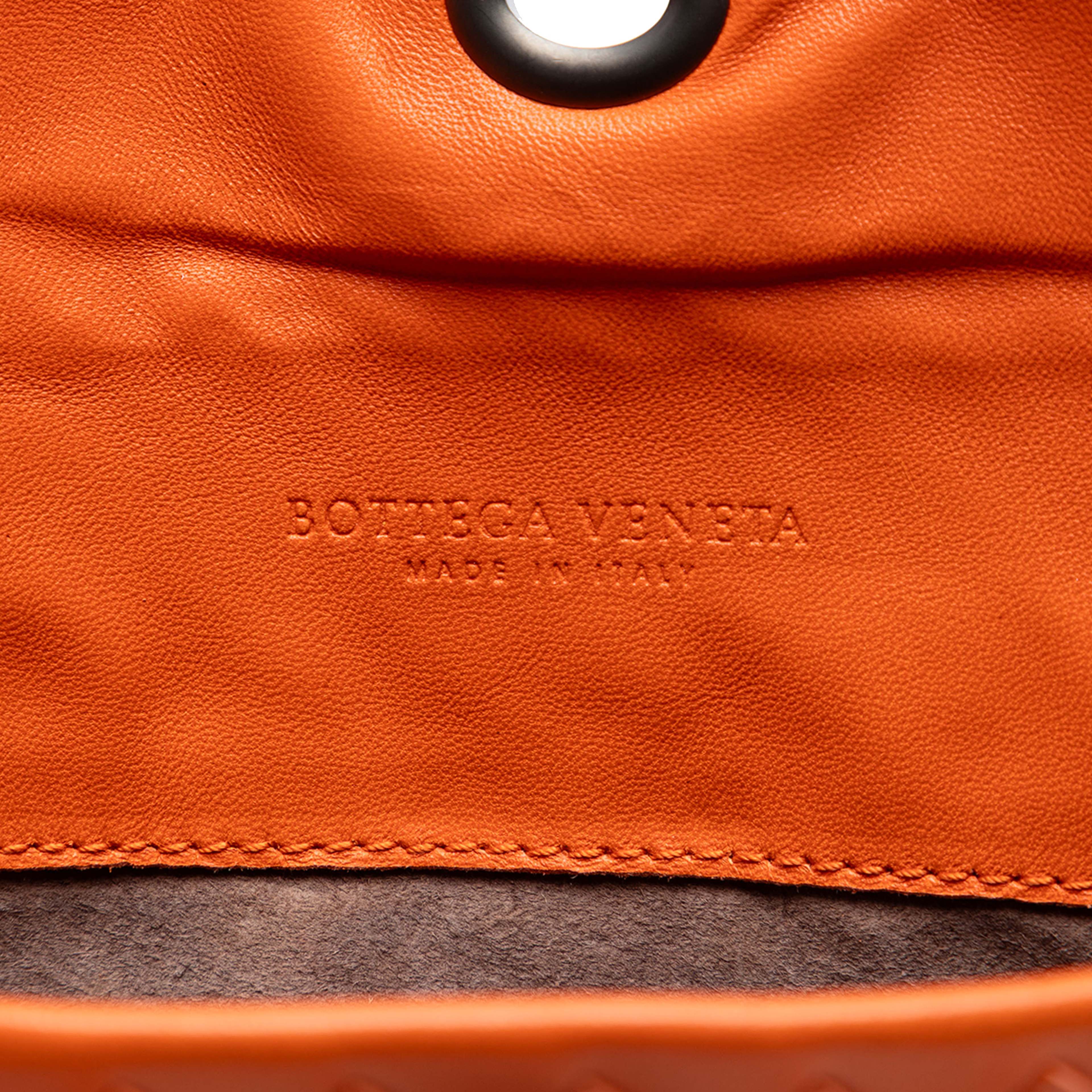 Bottega Veneta Mini Nappa Intrecciato Turn Lock Crossbody, från Luxclusif, i färgen orange. Klicka för att öppna bilden i stort format