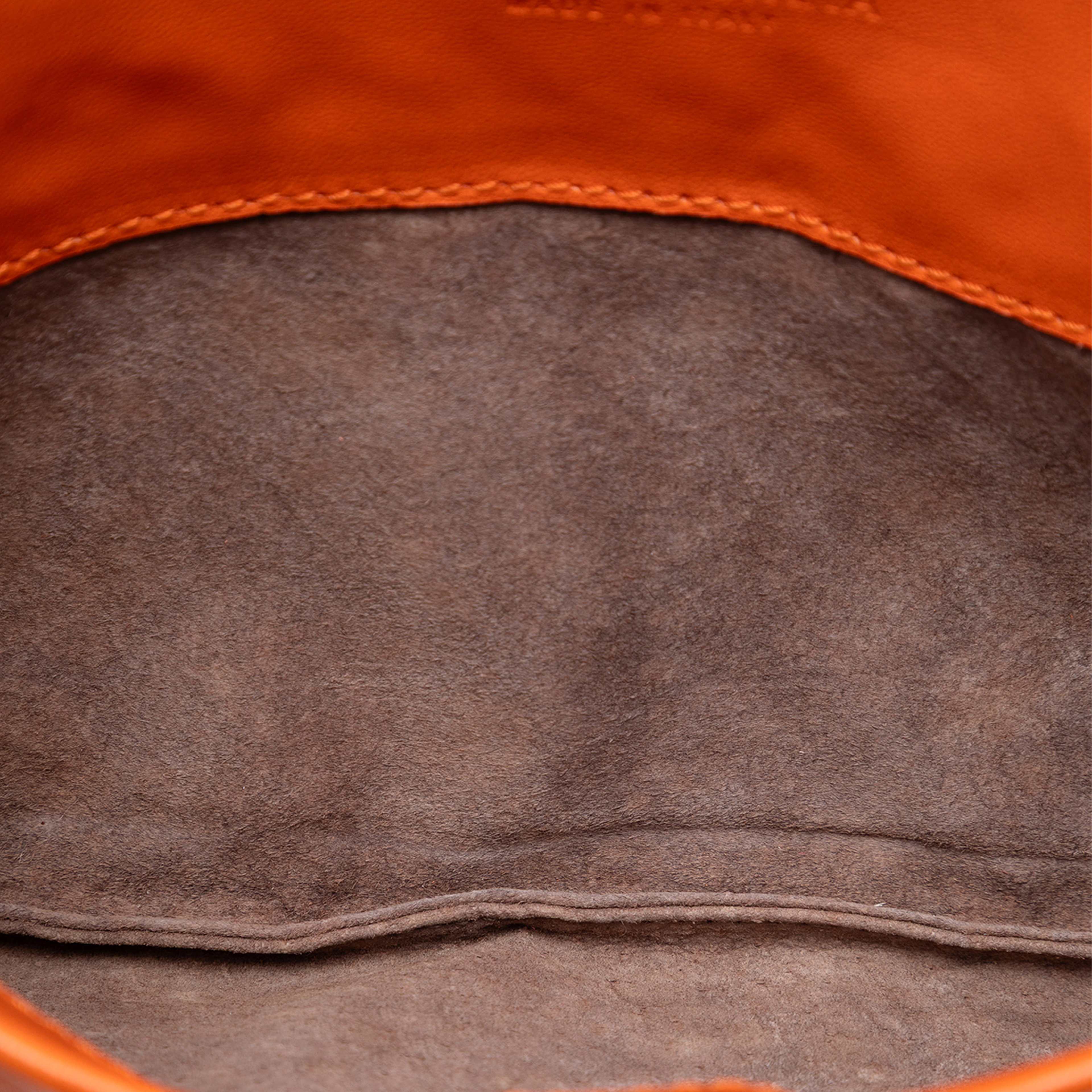 Bottega Veneta Mini Nappa Intrecciato Turn Lock Crossbody, från Luxclusif, i färgen orange. Klicka för att öppna bilden i stort format