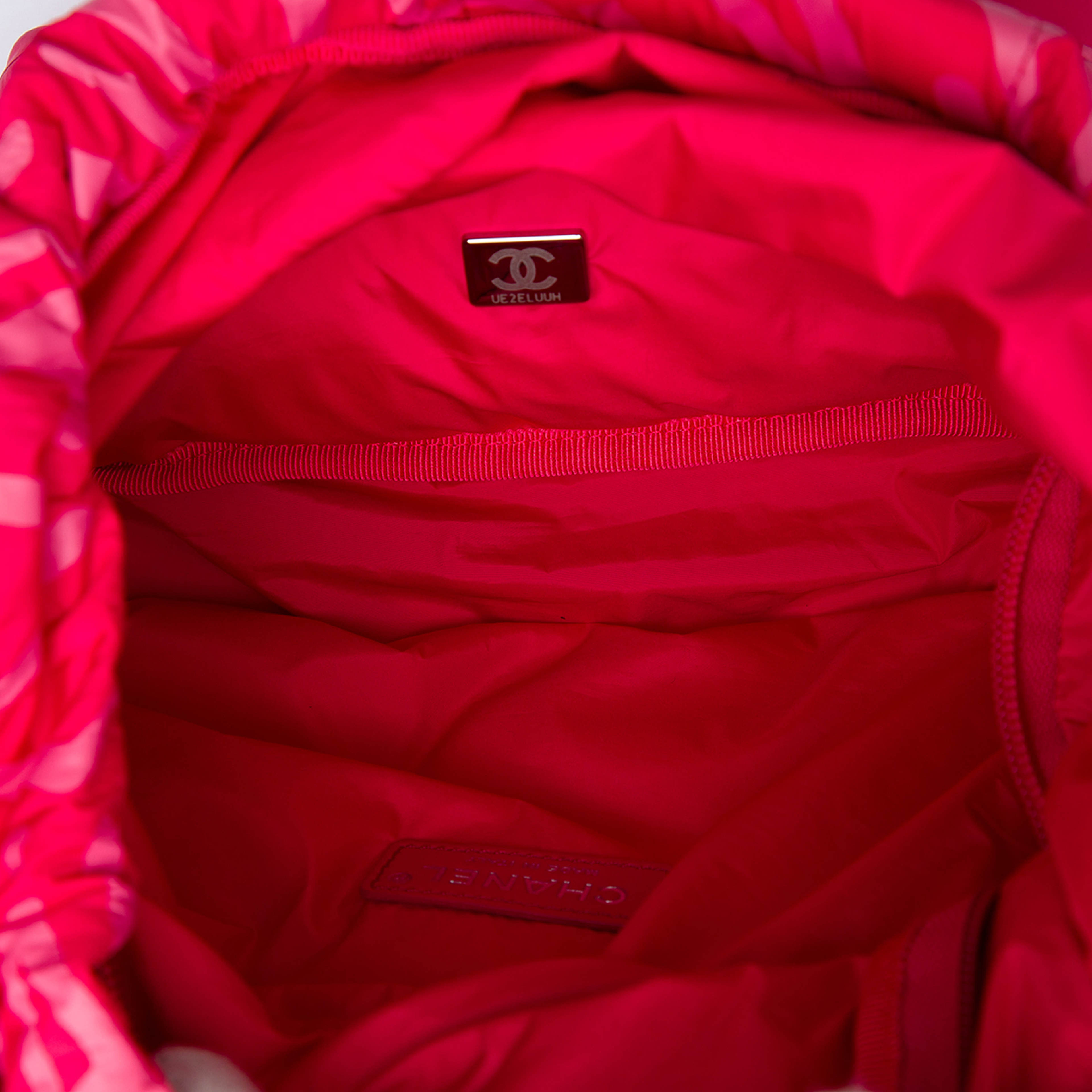 Chanel Printed Nylon Coco Neige Convertible Backpack, från Luxclusif, i färgen rosa. Klicka för att öppna bilden i stort format