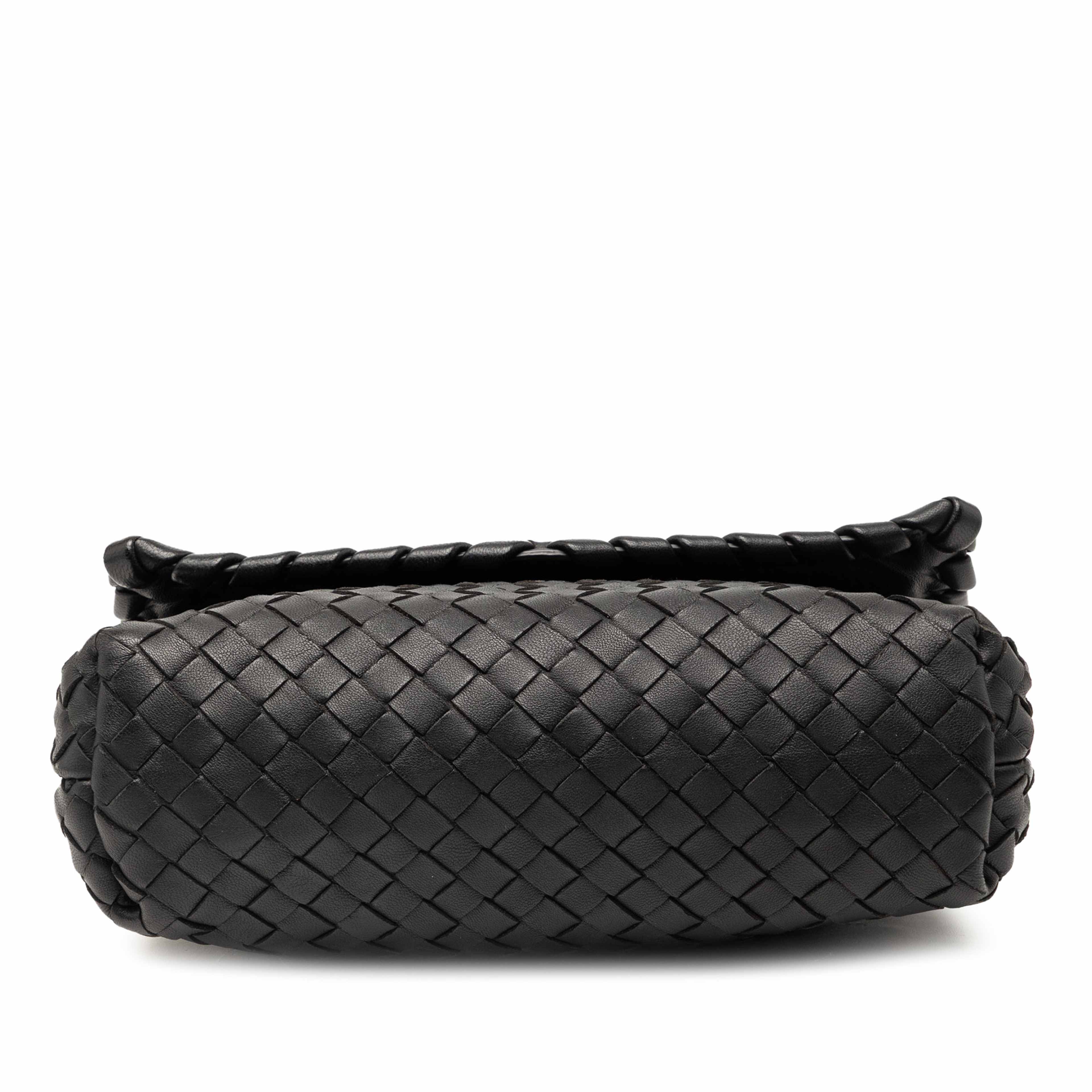 Bottega Veneta Baby Nappa Intrecciato Olimpia Crossbody, från Luxclusif, i färgen black. Klicka för att öppna bilden i stort format