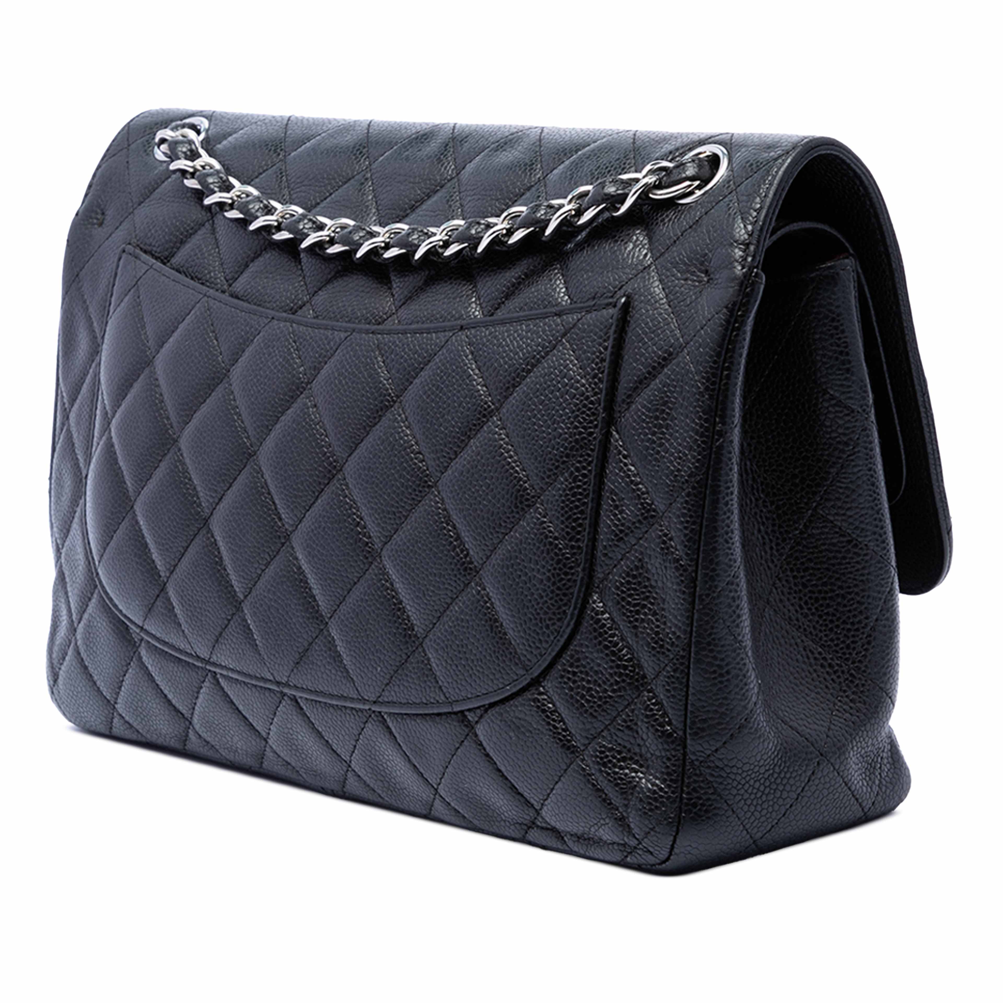 Chanel Jumbo Classic Caviar Double Flap, från Luxclusif, i färgen svart. Klicka för att öppna bilden i stort format