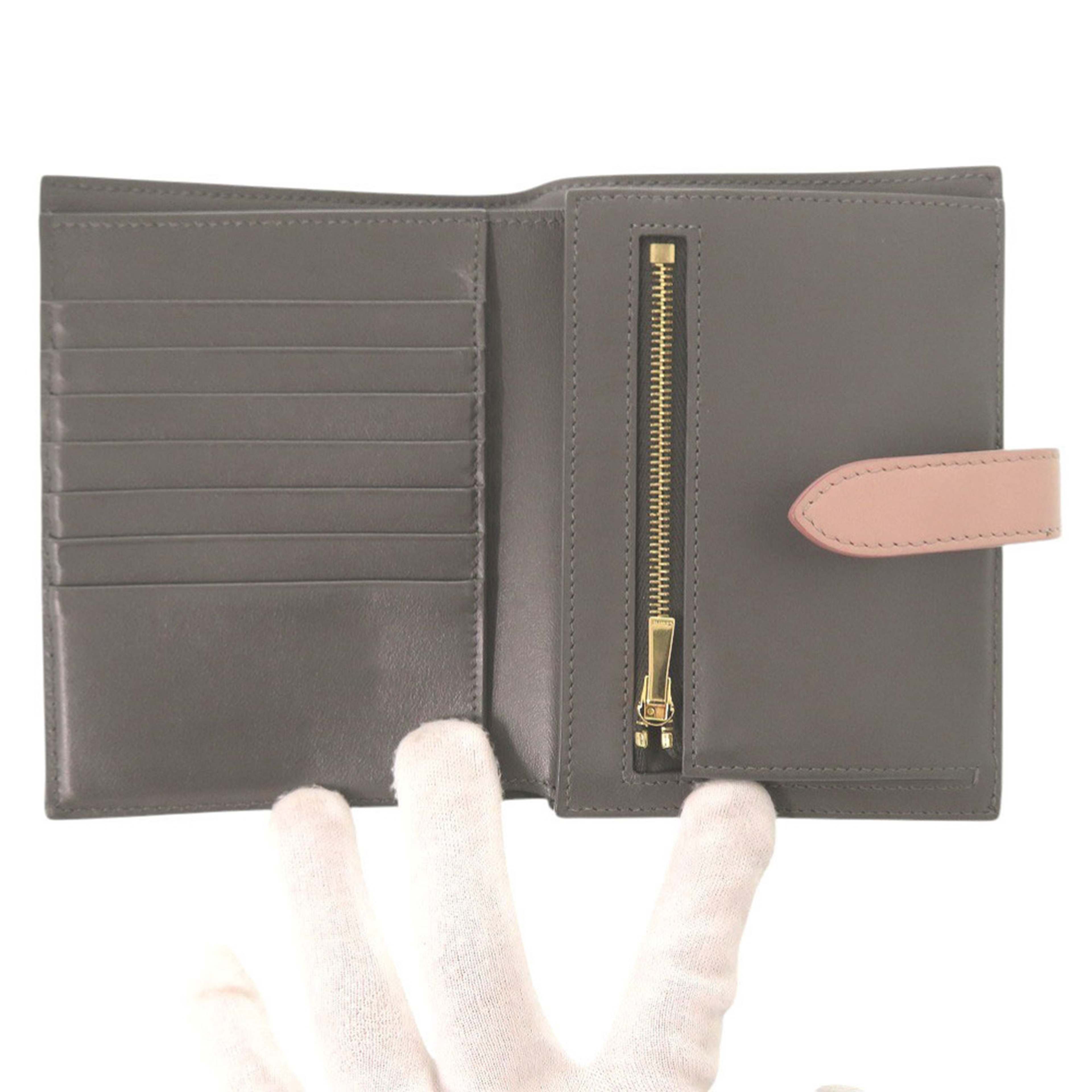 Celine Leather Multifunction Strap Wallet, från Luxclusif, i färgen grå. Klicka för att öppna bilden i stort format