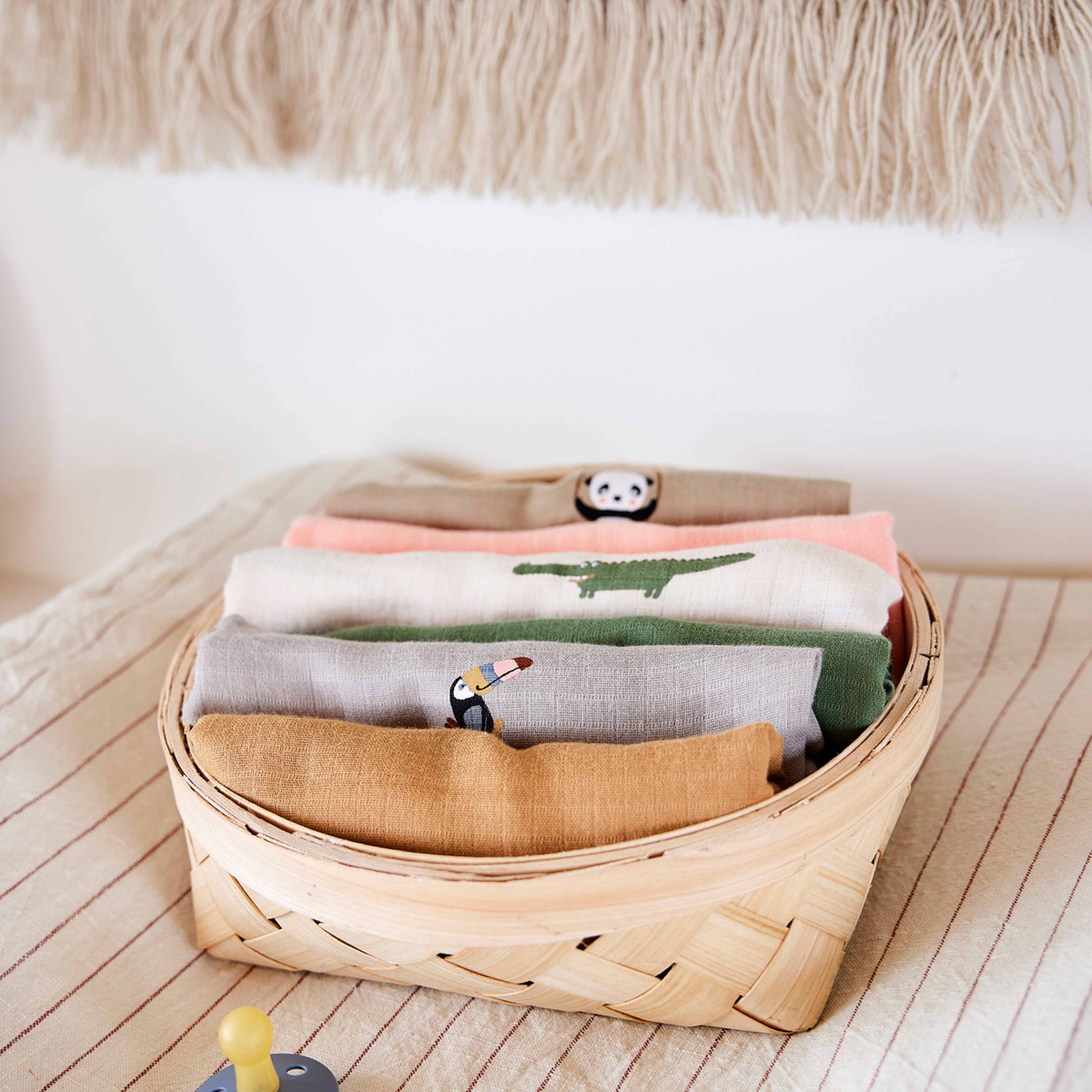 Toucan Muslin - Pack Of 2, från OYOY Mini, i färgen rose,khaki. Klicka för att öppna bilden i stort format