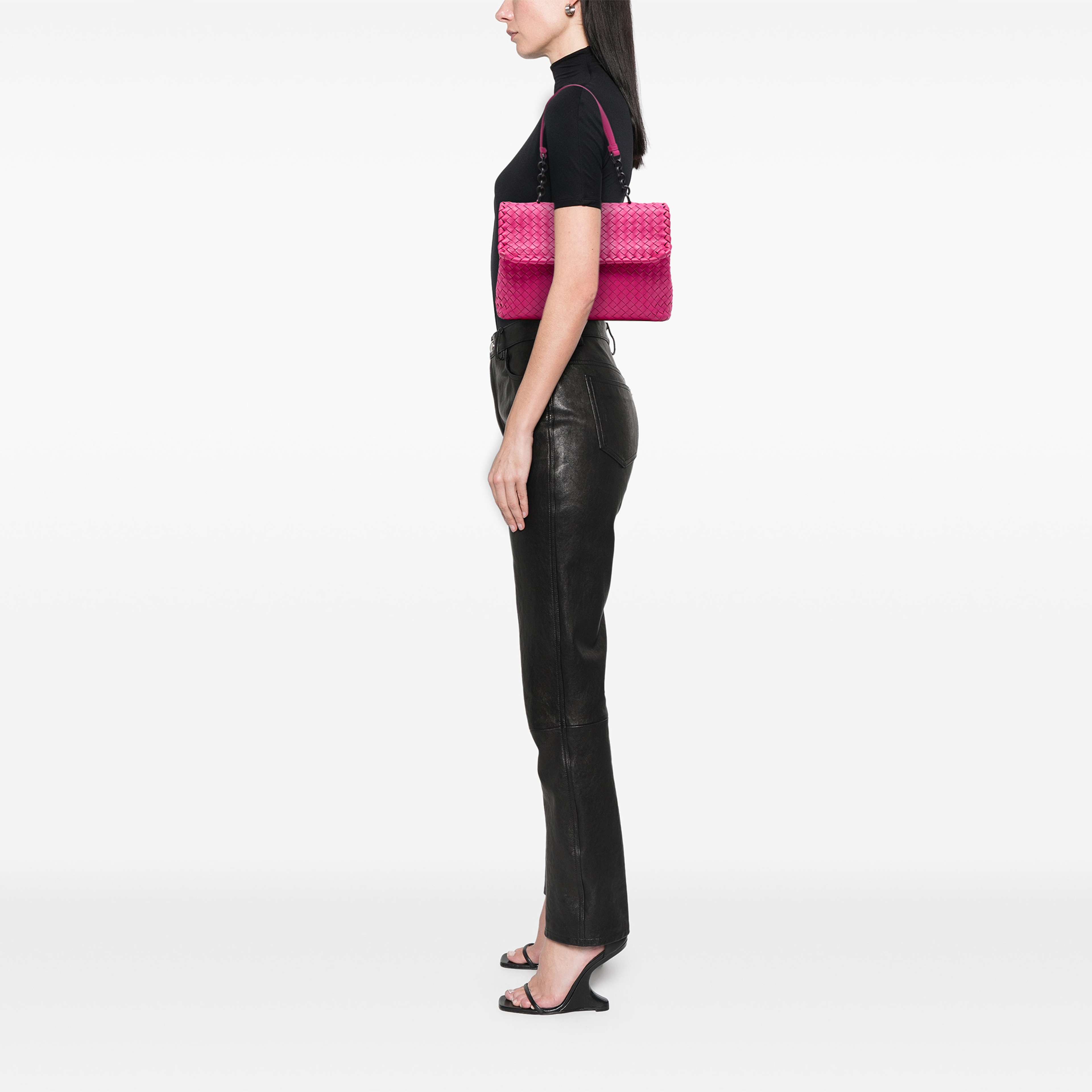 Bottega Veneta Medium Nappa Intrecciato Olimpia Shoulder Bag, från Luxclusif, i färgen rosa. Klicka för att öppna bilden i stort format