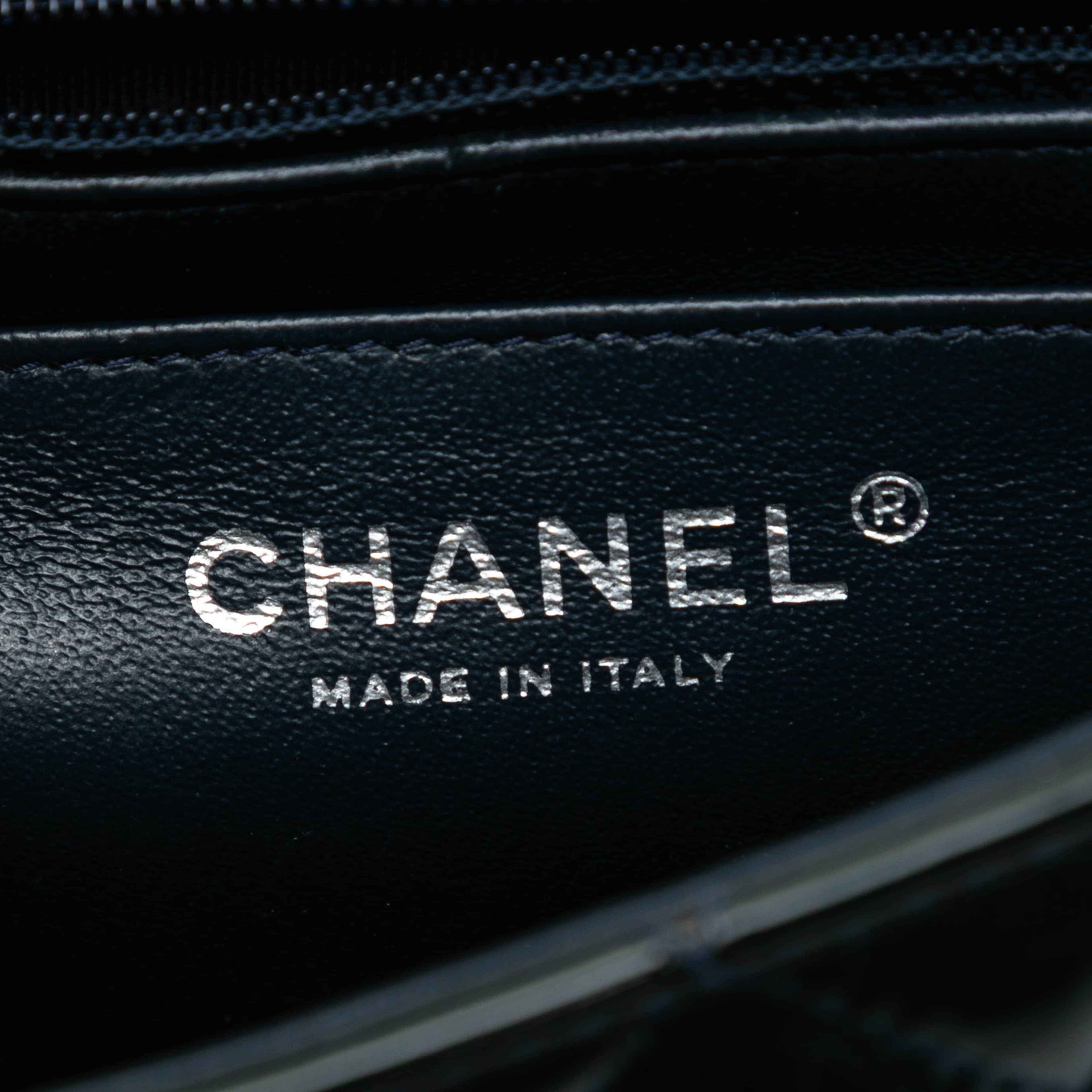 Chanel Mini Rectangular Classic Patent Single Flap, från Luxclusif, i färgen black. Klicka för att öppna bilden i stort format