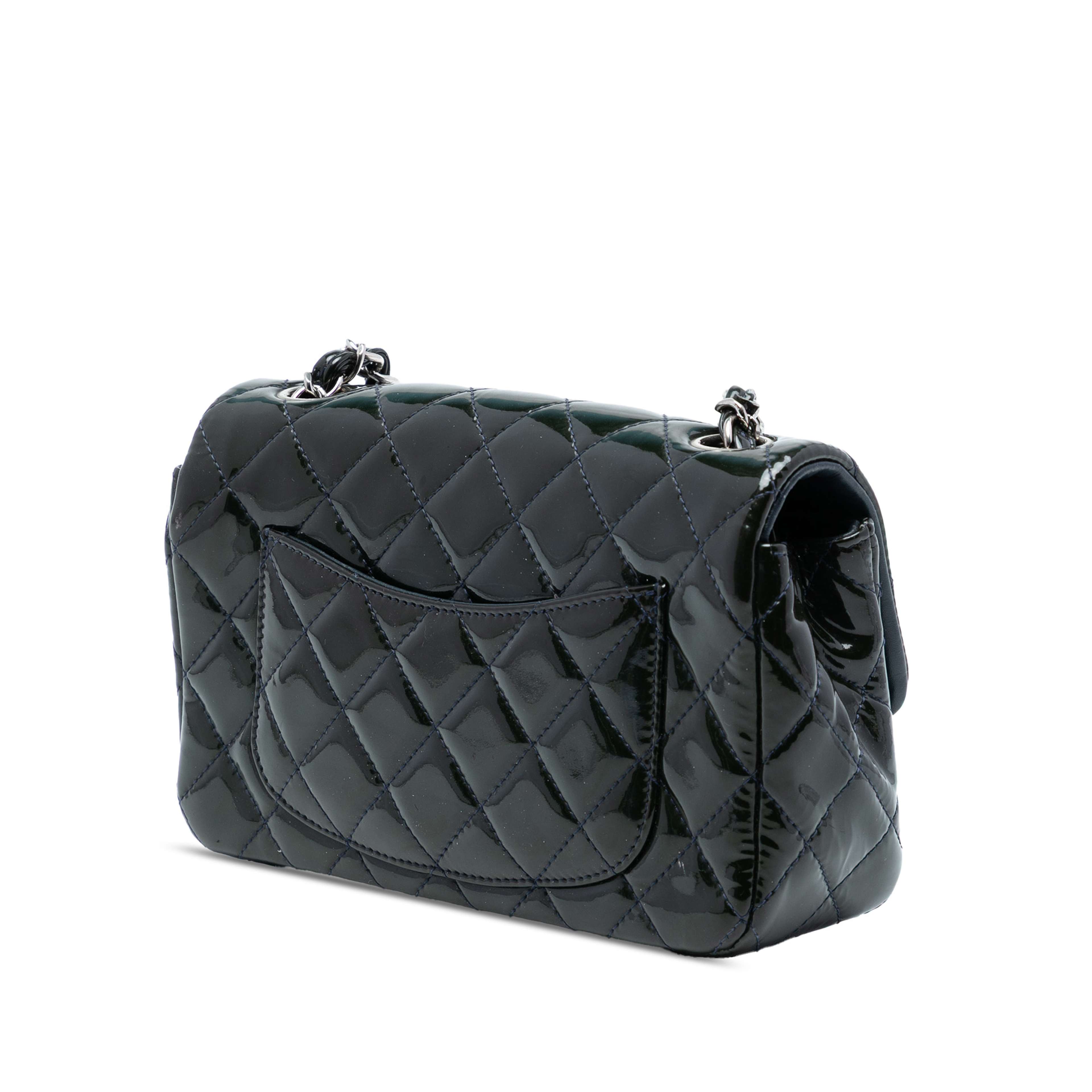Chanel Mini Rectangular Classic Patent Single Flap, från Luxclusif, i färgen black. Klicka för att öppna bilden i stort format