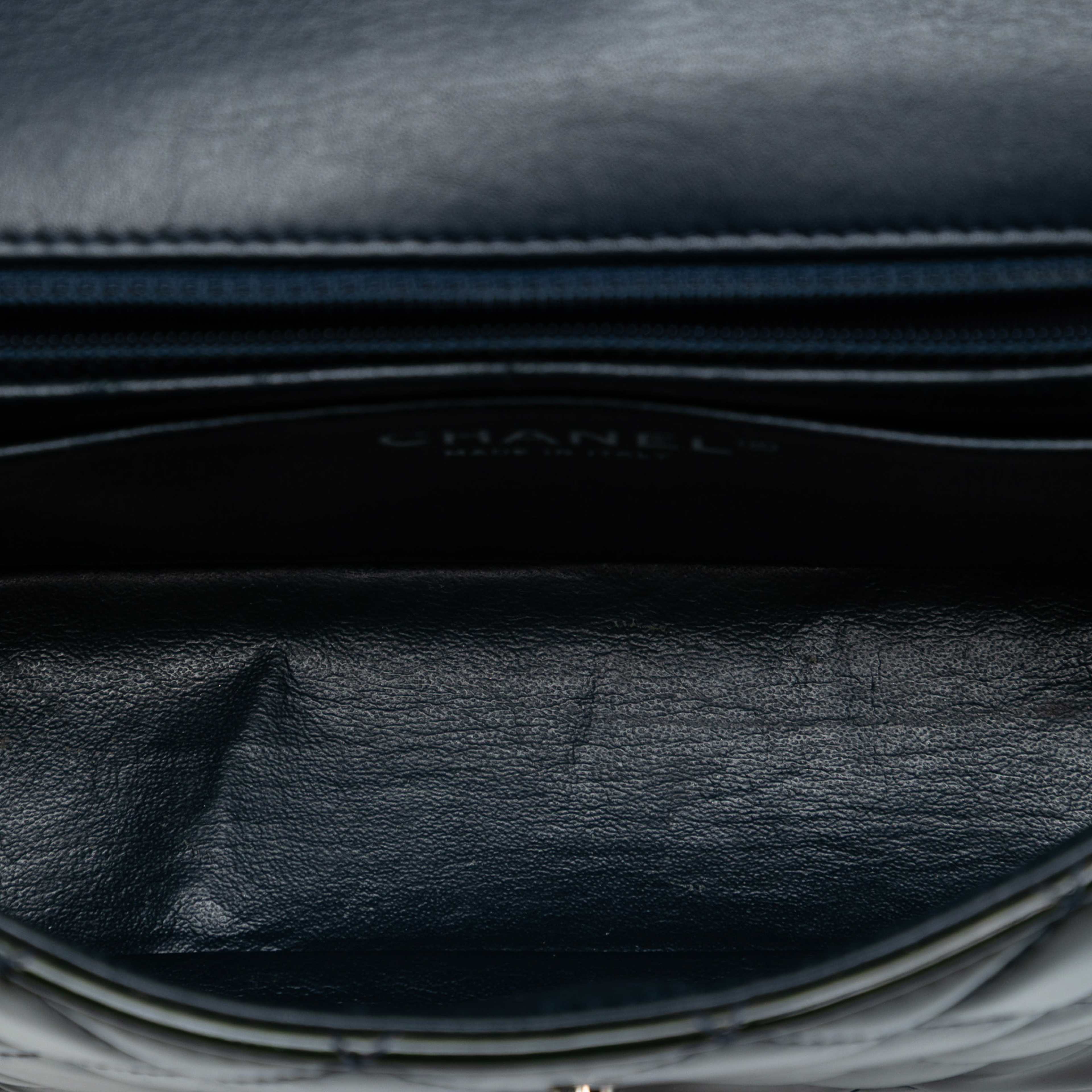 Chanel Mini Rectangular Classic Patent Single Flap, från Luxclusif, i färgen black. Klicka för att öppna bilden i stort format