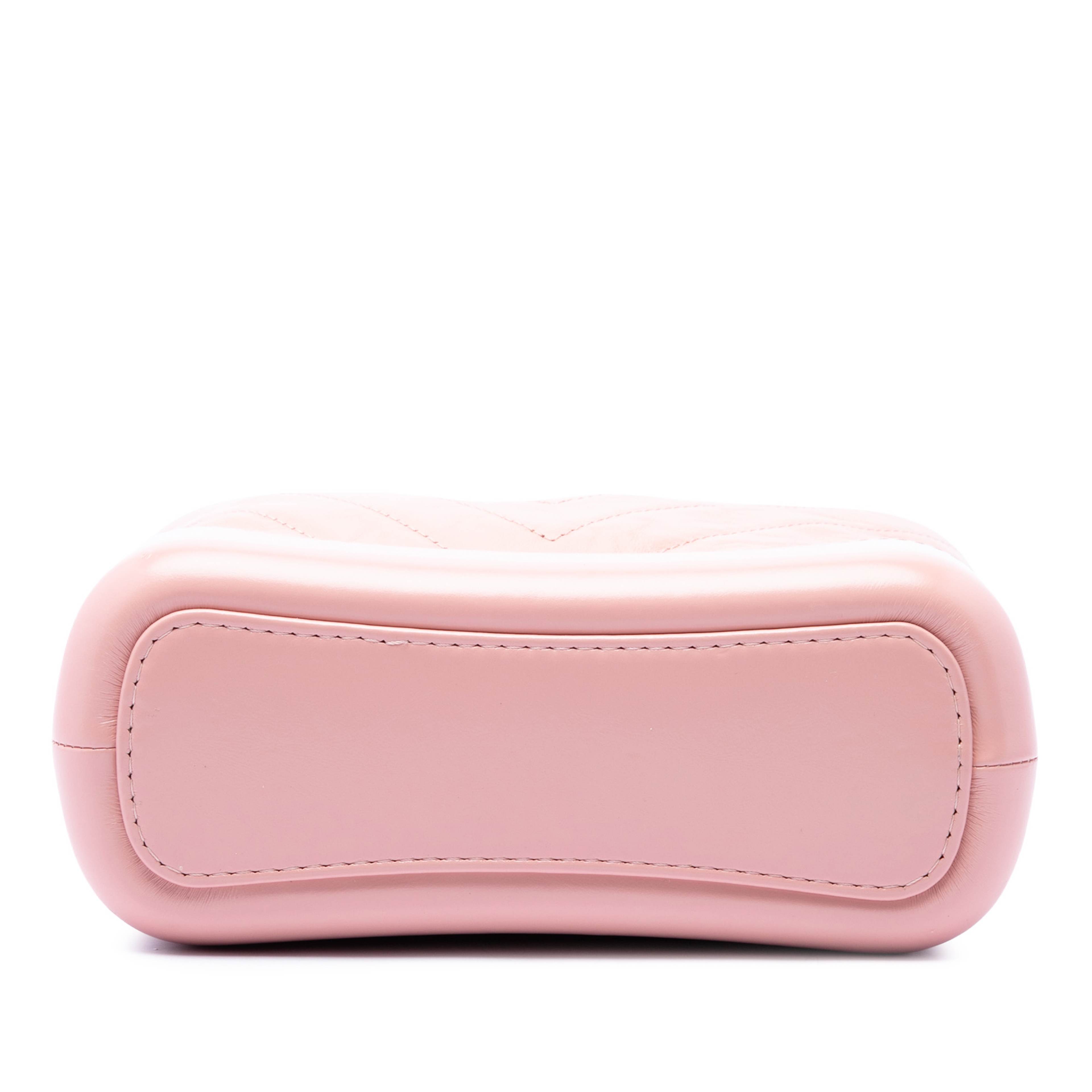 Chanel Small Chevron Aged Calfskin Gabrielle Hobo, från Luxclusif, i färgen rosa. Klicka för att öppna bilden i stort format