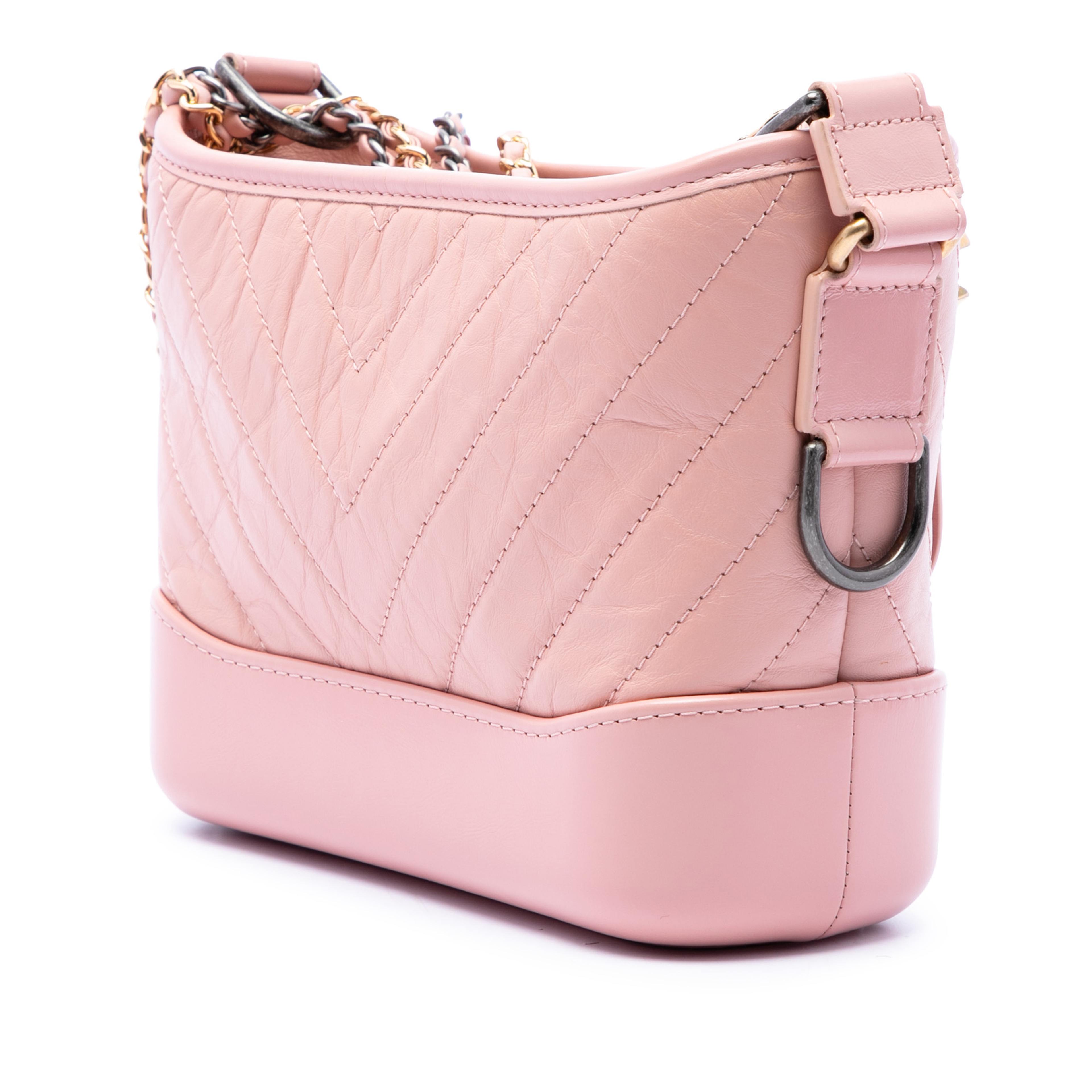 Chanel Small Chevron Aged Calfskin Gabrielle Hobo, från Luxclusif, i färgen rosa. Klicka för att öppna bilden i stort format
