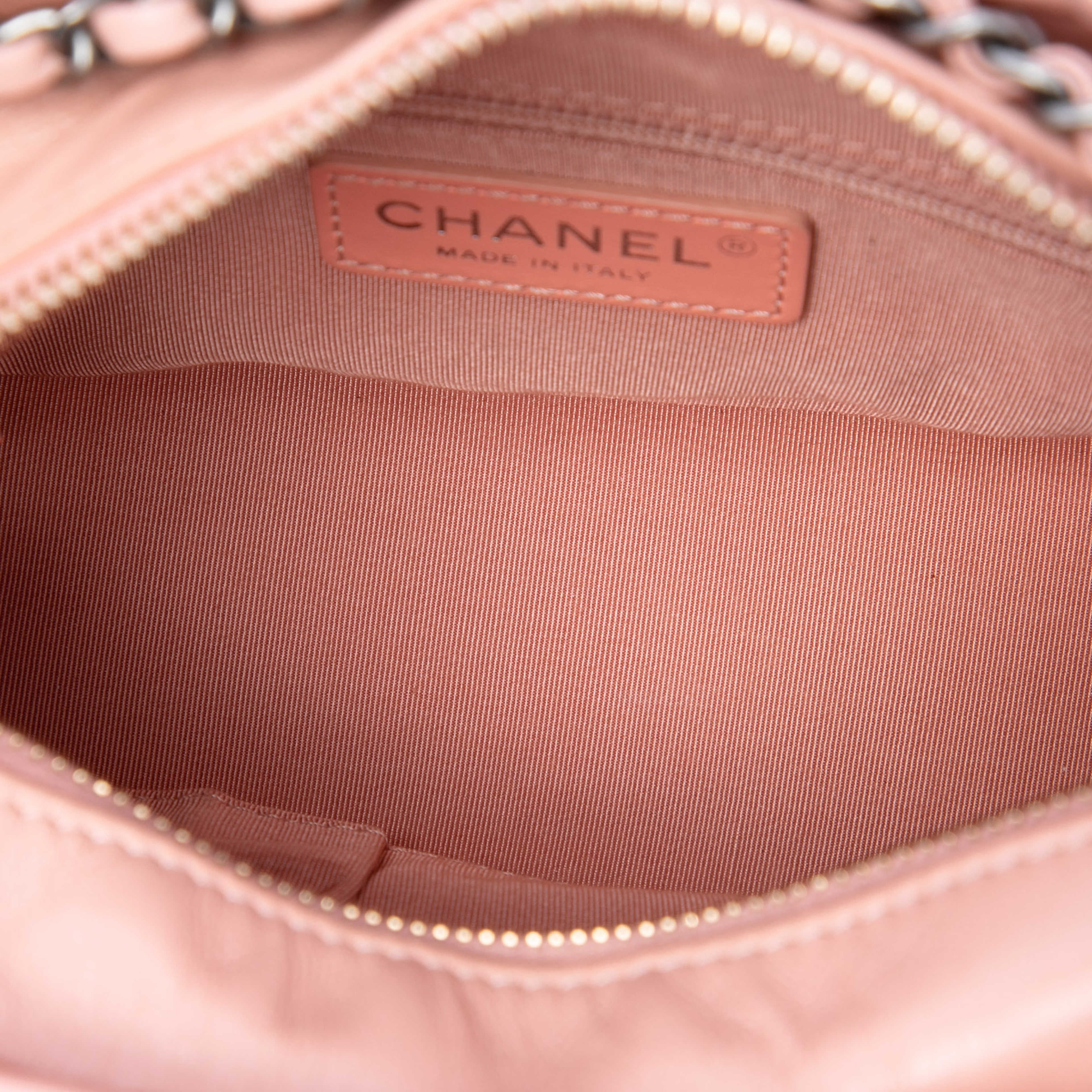 Chanel Small Chevron Aged Calfskin Gabrielle Hobo, från Luxclusif, i färgen rosa. Klicka för att öppna bilden i stort format