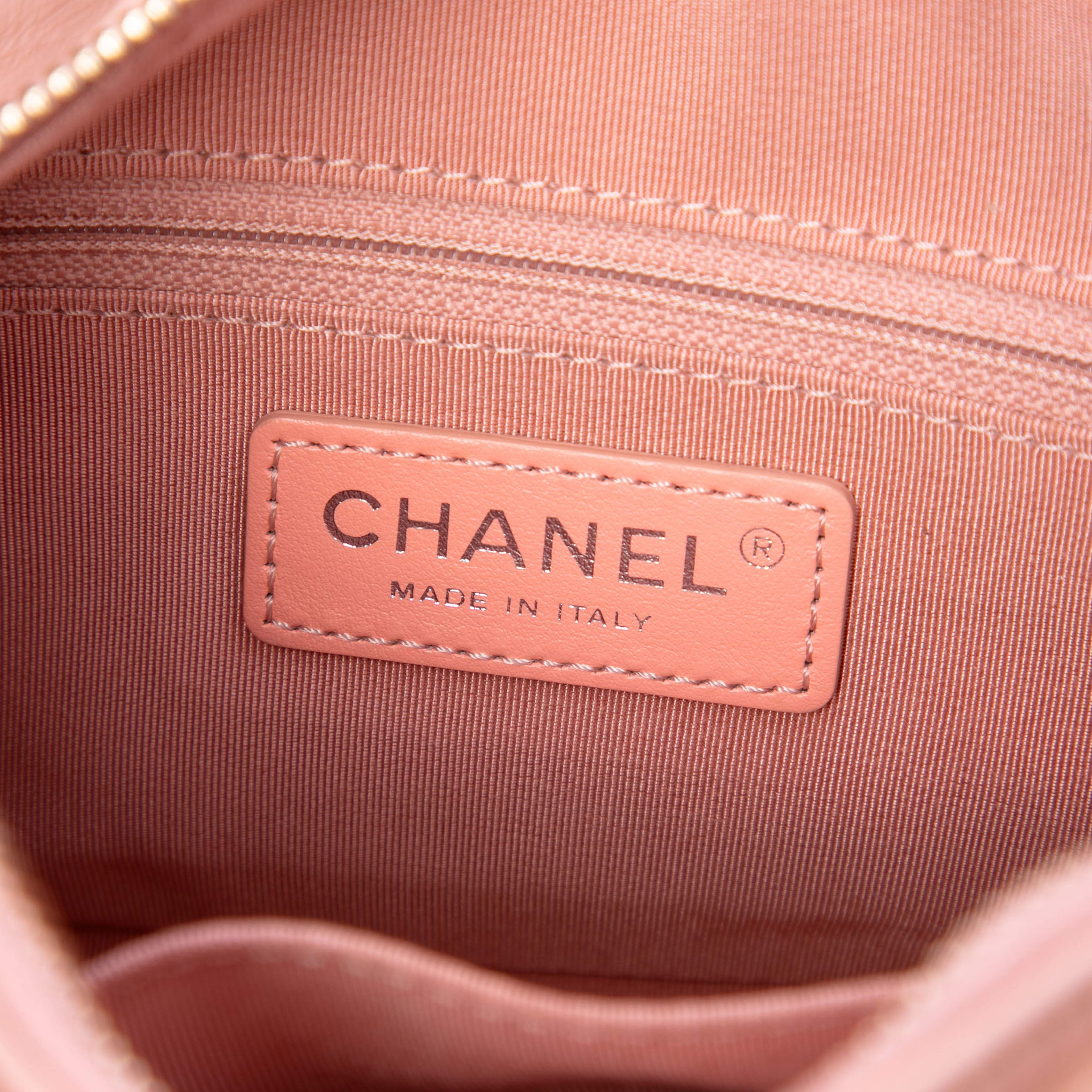 Chanel Small Chevron Aged Calfskin Gabrielle Hobo, från Luxclusif, i färgen rosa. Klicka för att öppna bilden i stort format