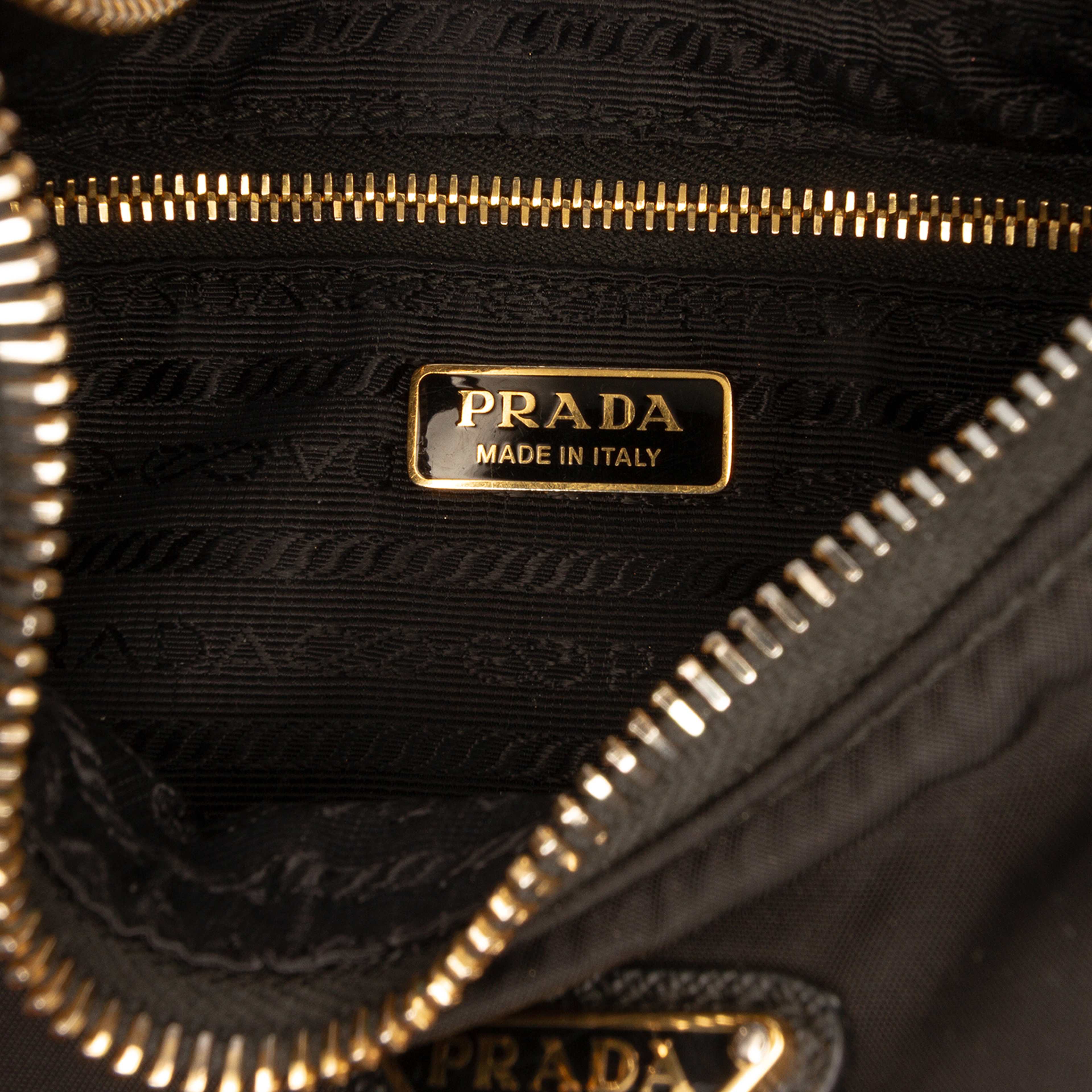 Prada Re Nylon Re Edition 2005 Shoulder Bag, från Luxclusif, i färgen svart. Klicka för att öppna bilden i stort format