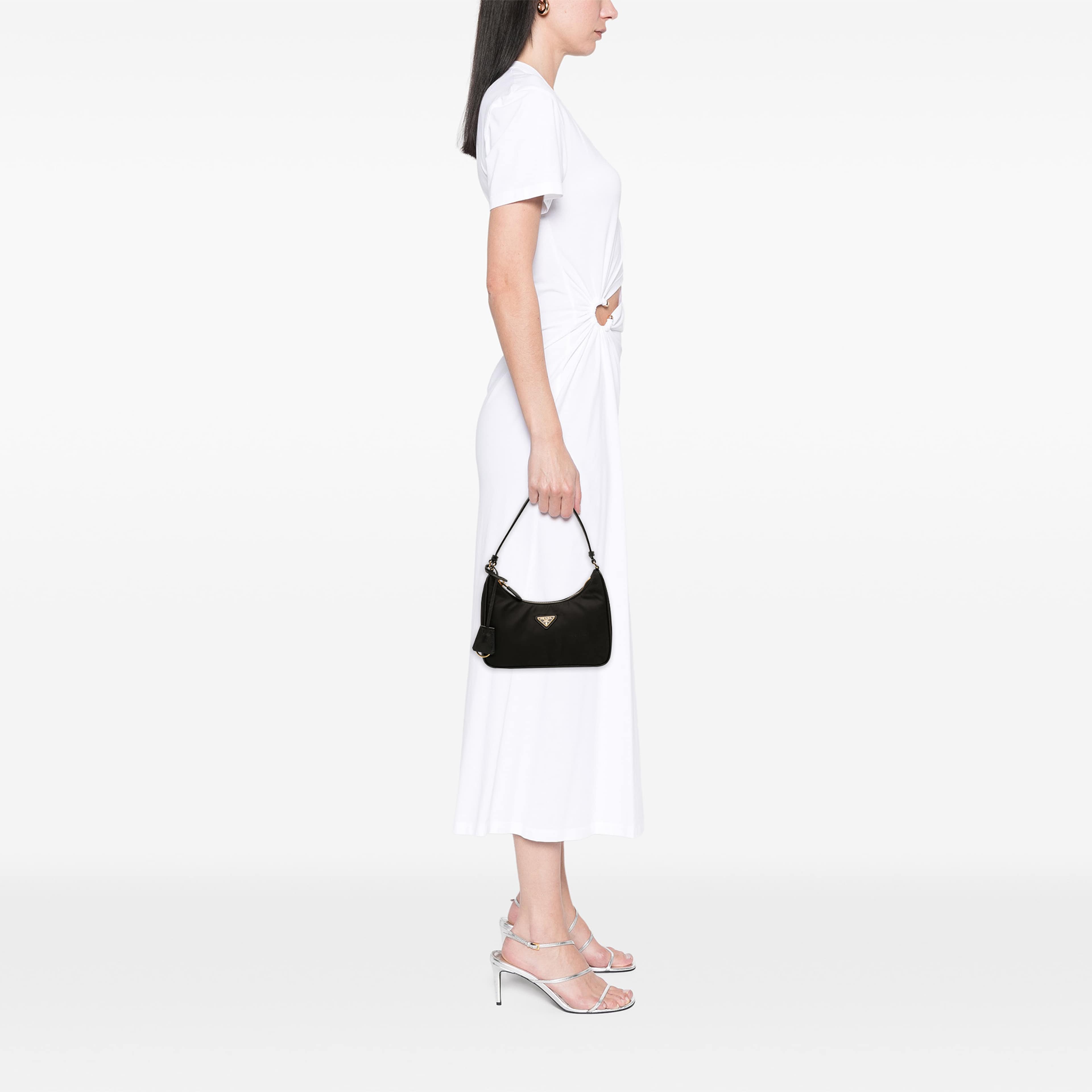 Prada Re Nylon Re Edition 2005 Shoulder Bag, från Luxclusif, i färgen svart. Klicka för att öppna bilden i stort format
