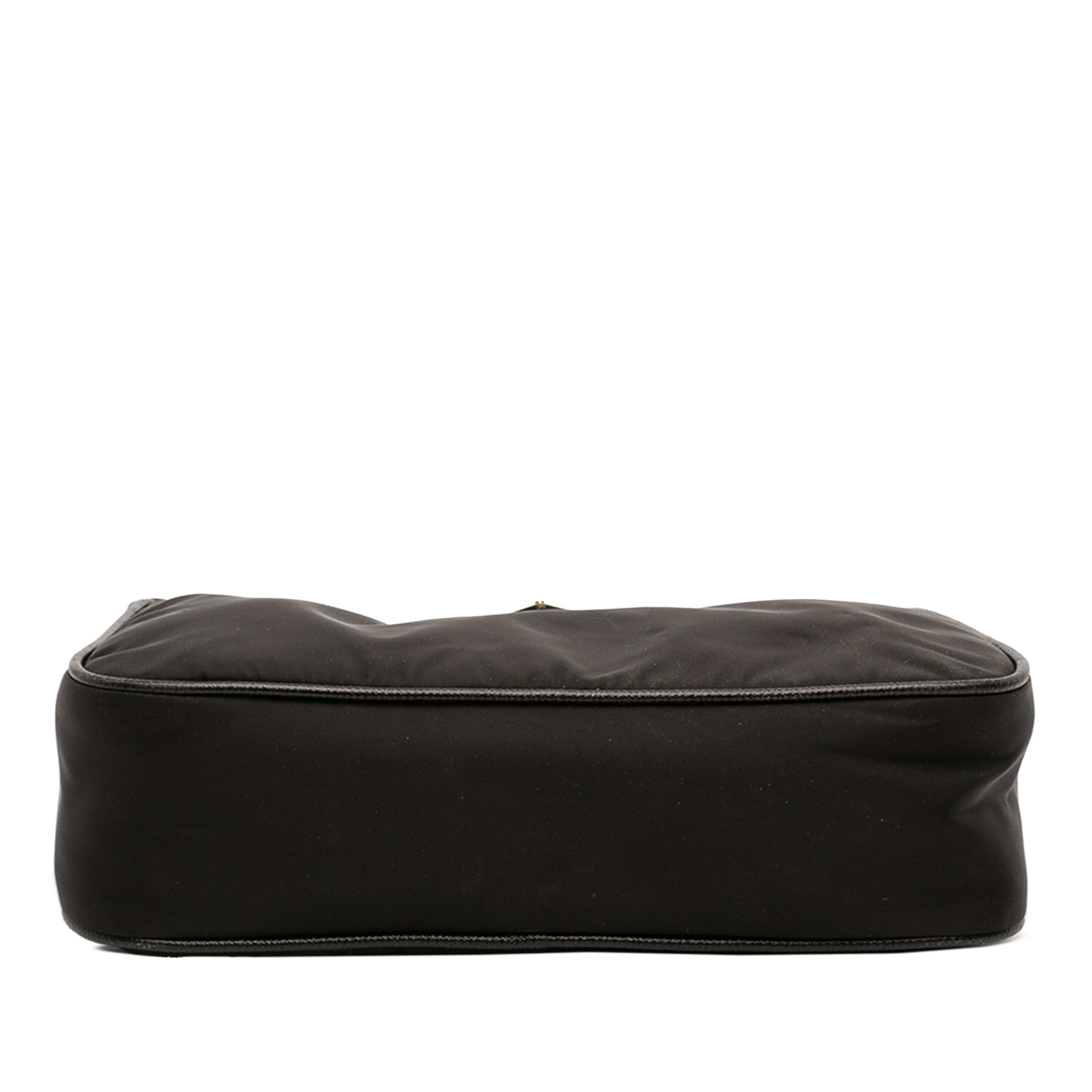 Prada Re Nylon Re Edition 2005 Shoulder Bag, från Luxclusif, i färgen svart. Klicka för att öppna bilden i stort format