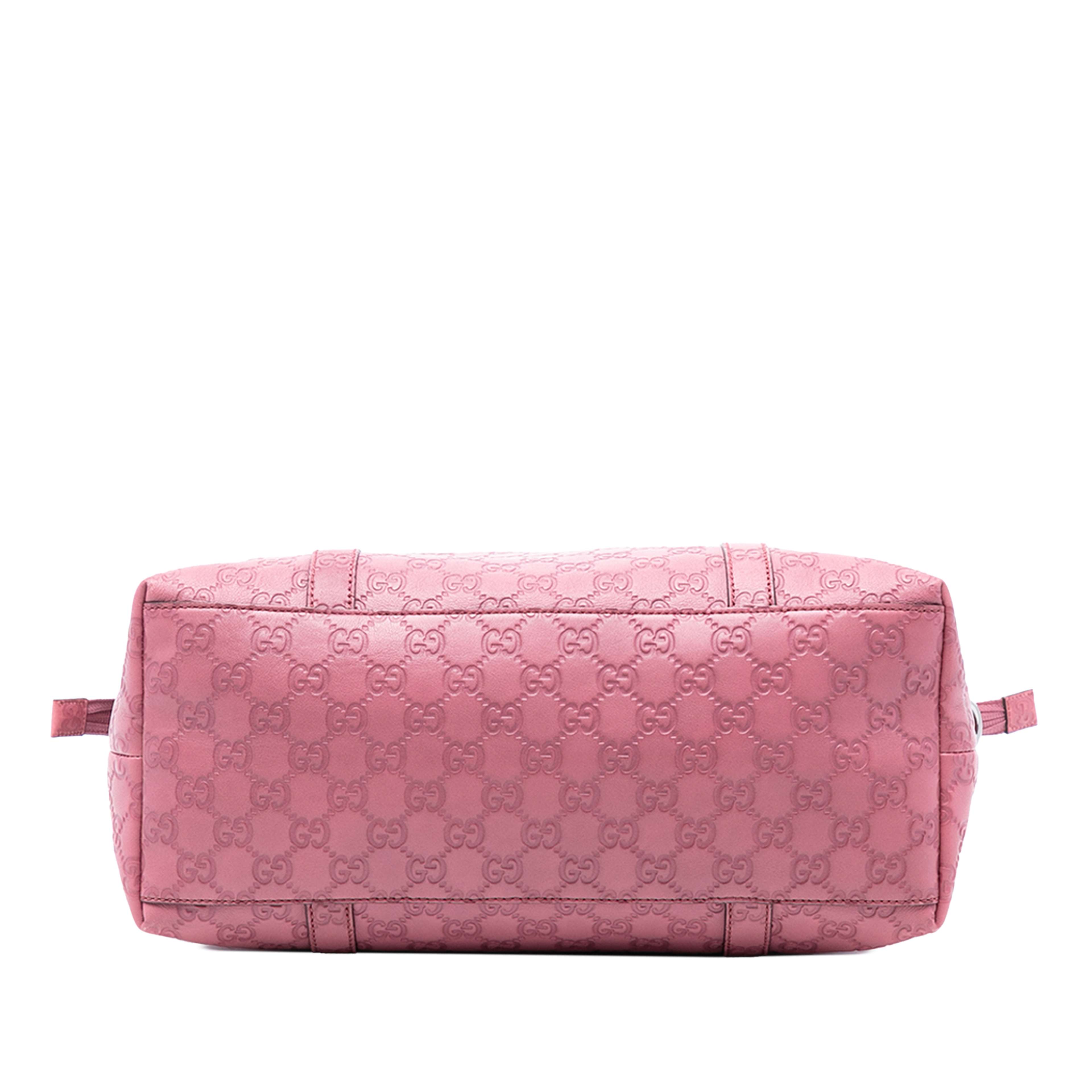Gucci Large Microguccissima Charm Dome Satchel, från Luxclusif, i färgen pink. Klicka för att öppna bilden i stort format