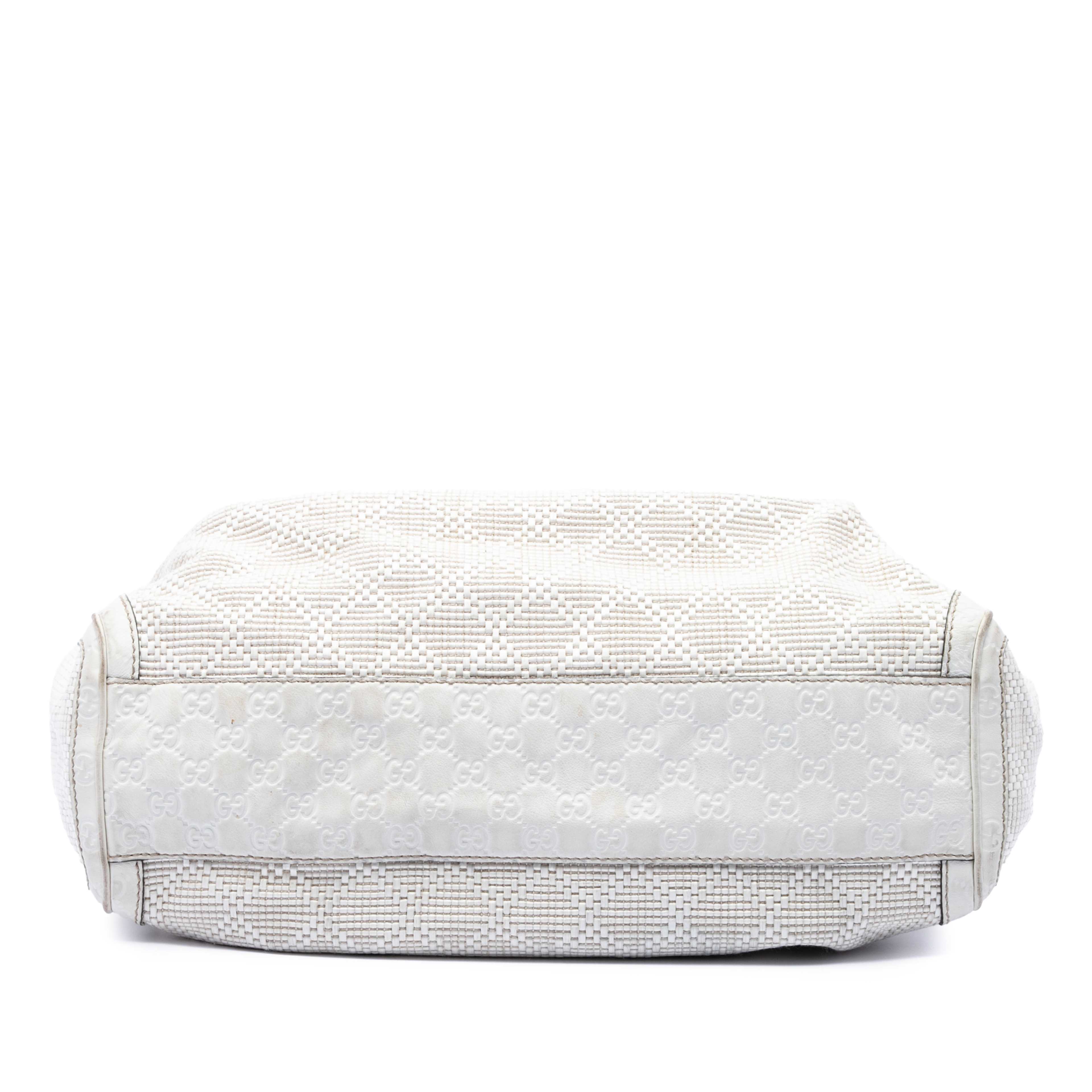 Gucci Large Diamante Raffia Sukey Tote, från Luxclusif, i färgen vit. Klicka för att öppna bilden i stort format