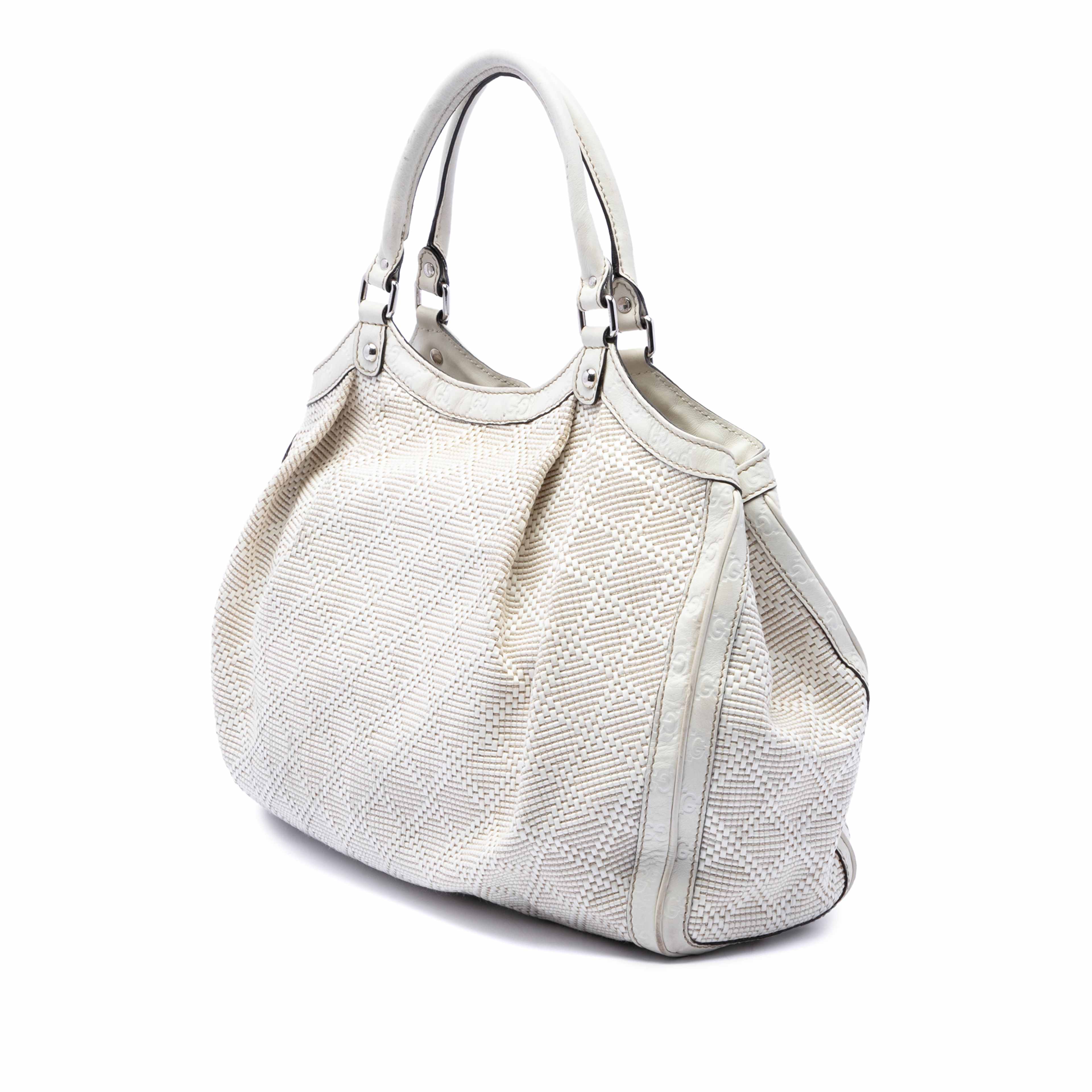 Gucci Large Diamante Raffia Sukey Tote, från Luxclusif, i färgen vit. Klicka för att öppna bilden i stort format