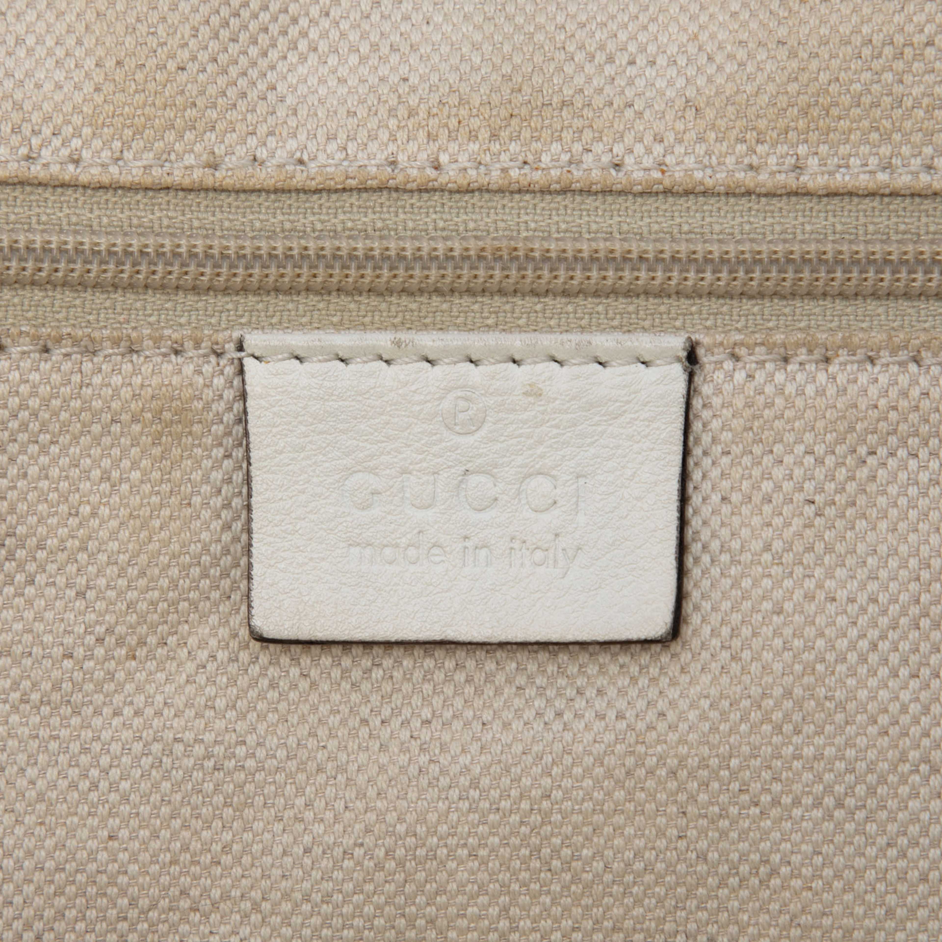 Gucci Large Diamante Raffia Sukey Tote, från Luxclusif, i färgen vit. Klicka för att öppna bilden i stort format
