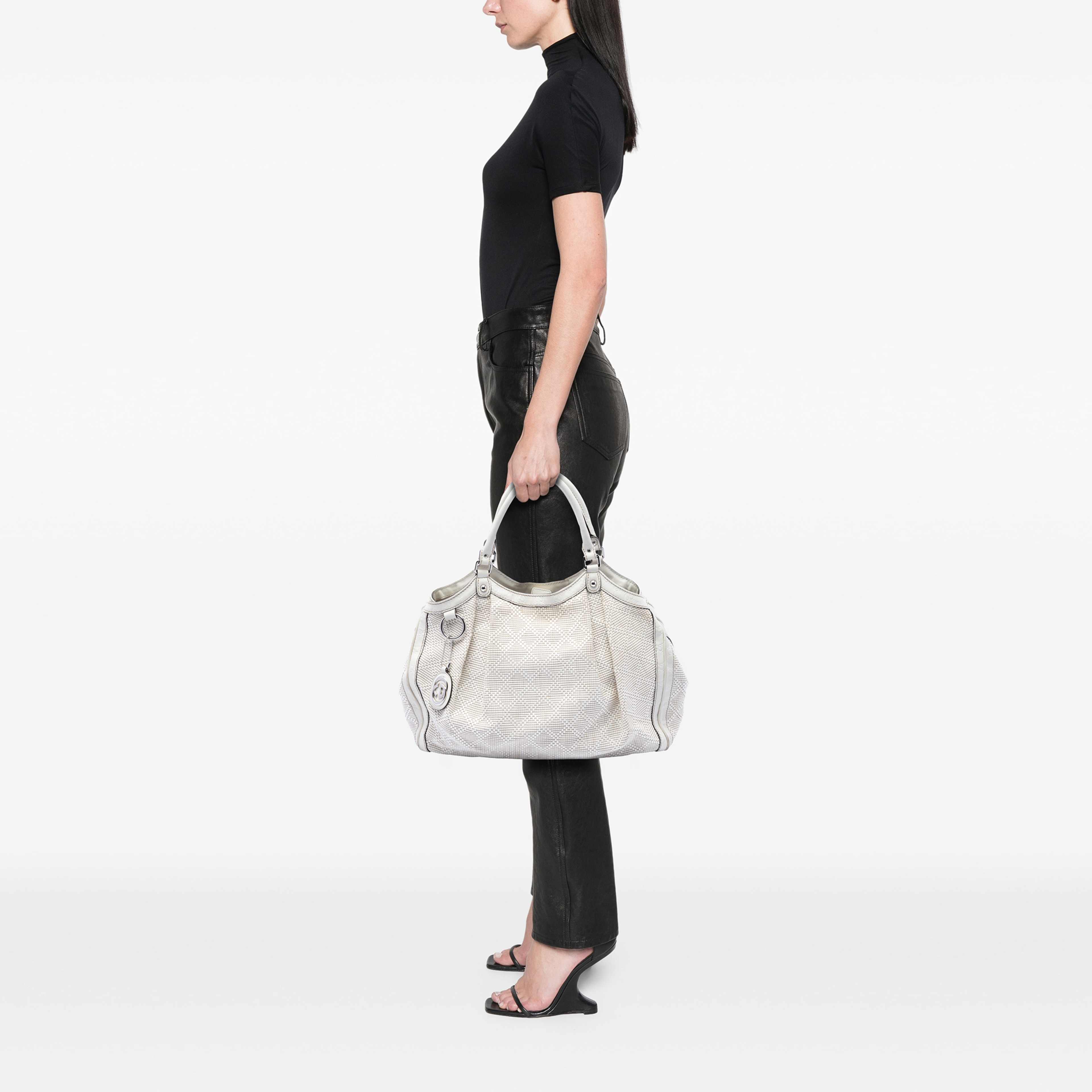 Gucci Large Diamante Raffia Sukey Tote, från Luxclusif, i färgen vit. Klicka för att öppna bilden i stort format