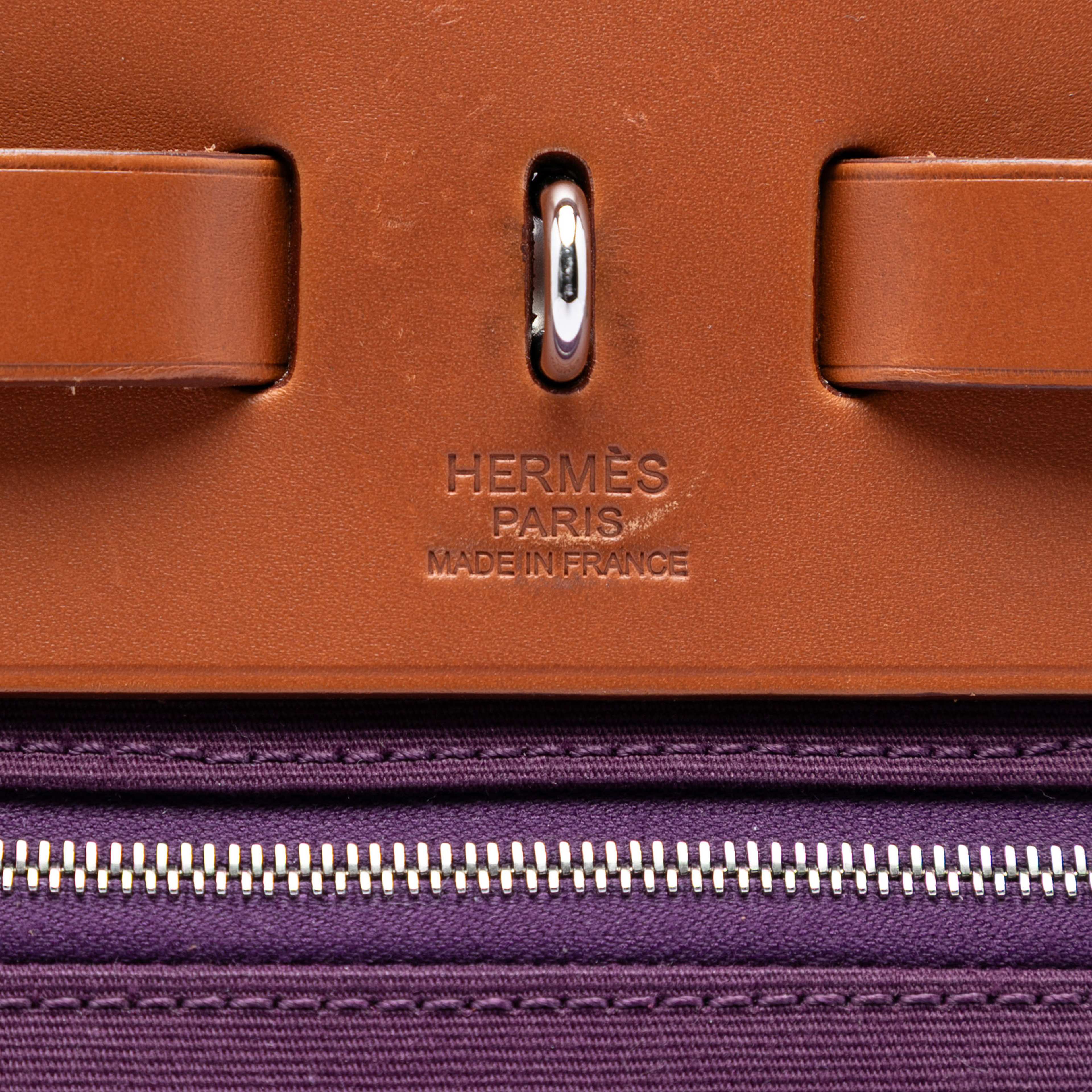 Hermès Toile Herbag Zip 31, från Luxclusif, i färgen plum. Klicka för att öppna bilden i stort format