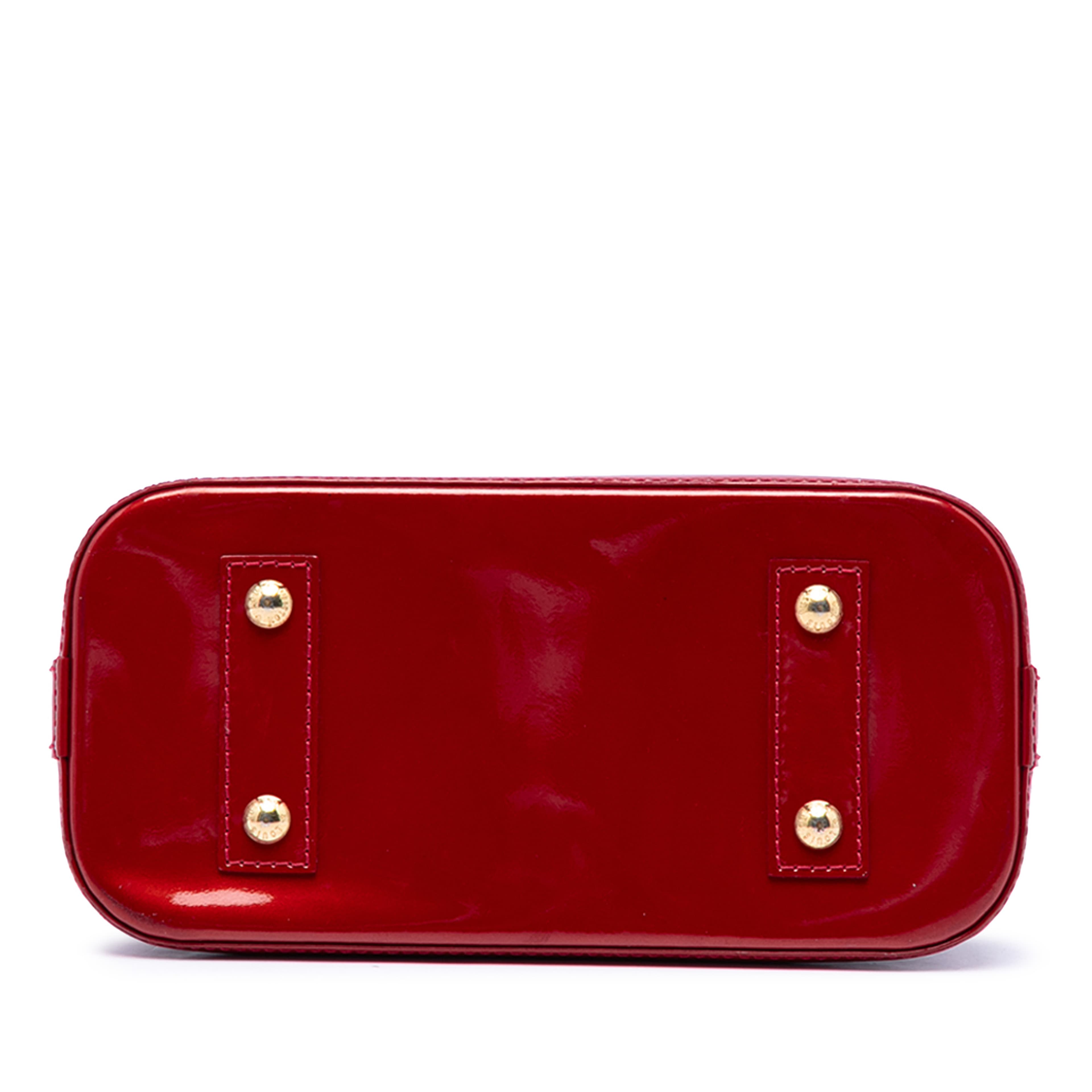 Louis Vuitton Monogram Vernis Alma Bb, från Luxclusif, i färgen red. Klicka för att öppna bilden i stort format