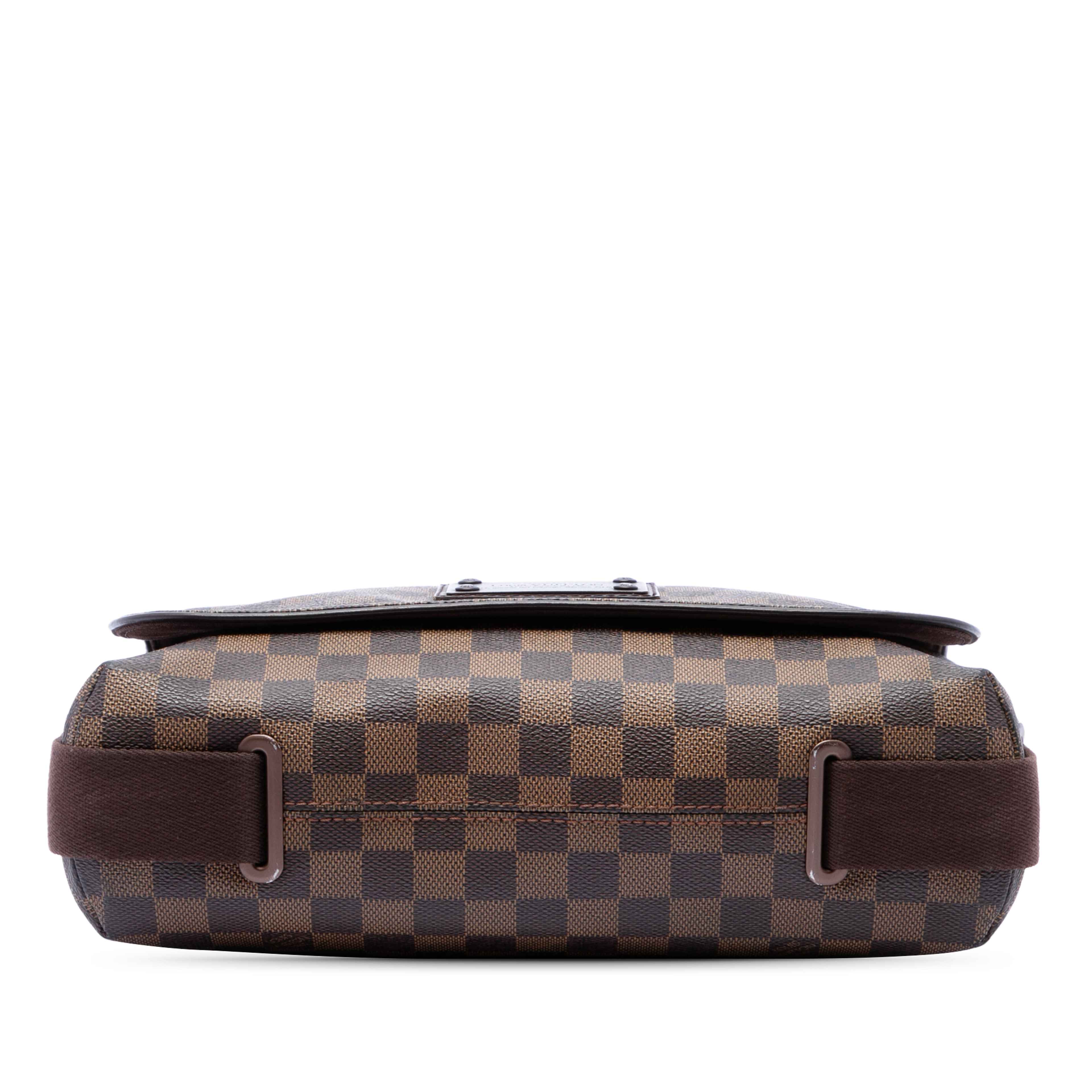 Louis Vuitton Damier Ebene Brooklyn Mm, från Luxclusif, i färgen brun. Klicka för att öppna bilden i stort format