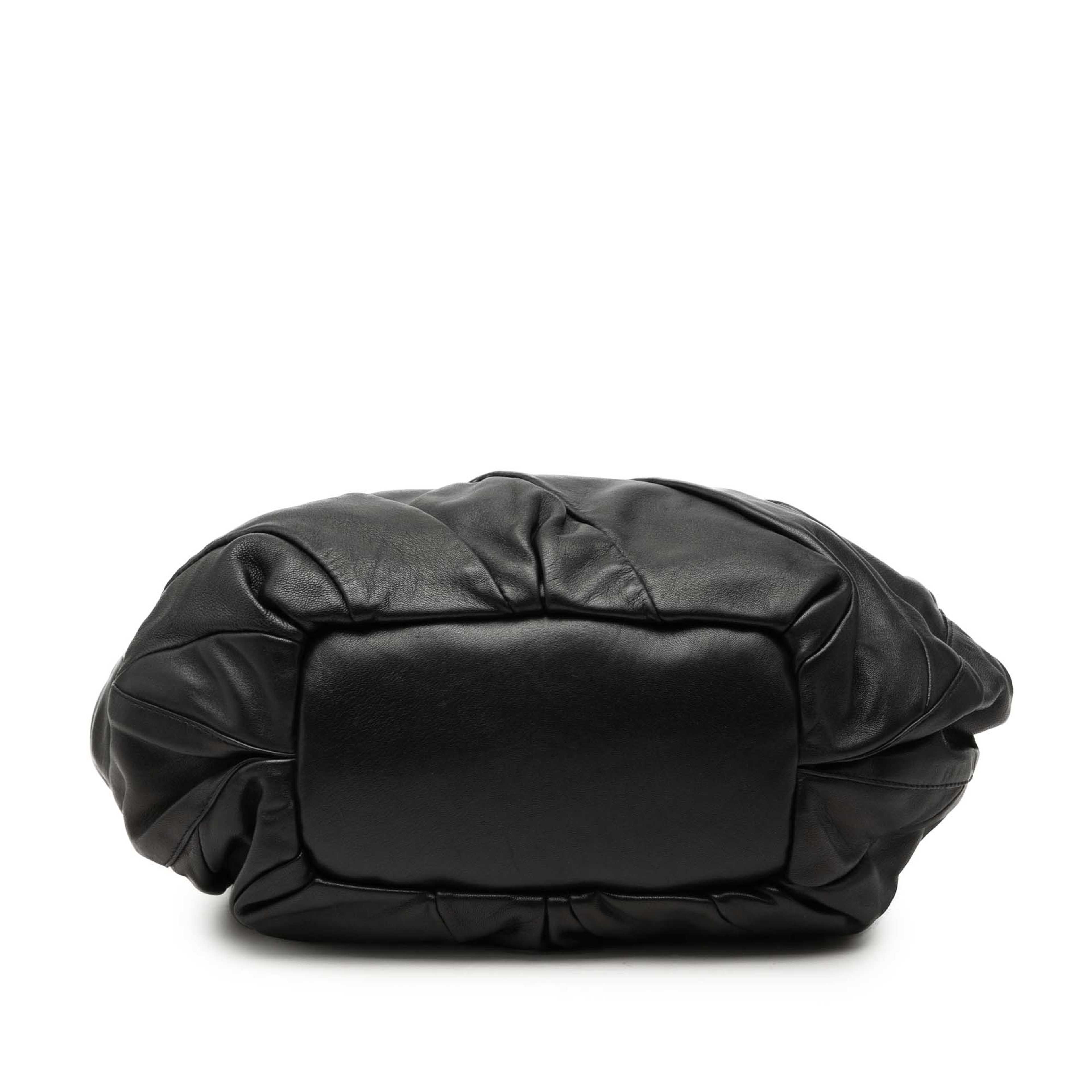 Celine Calfskin Pleated Bittersweet Hobo, från Luxclusif, i färgen svart. Klicka för att öppna bilden i stort format