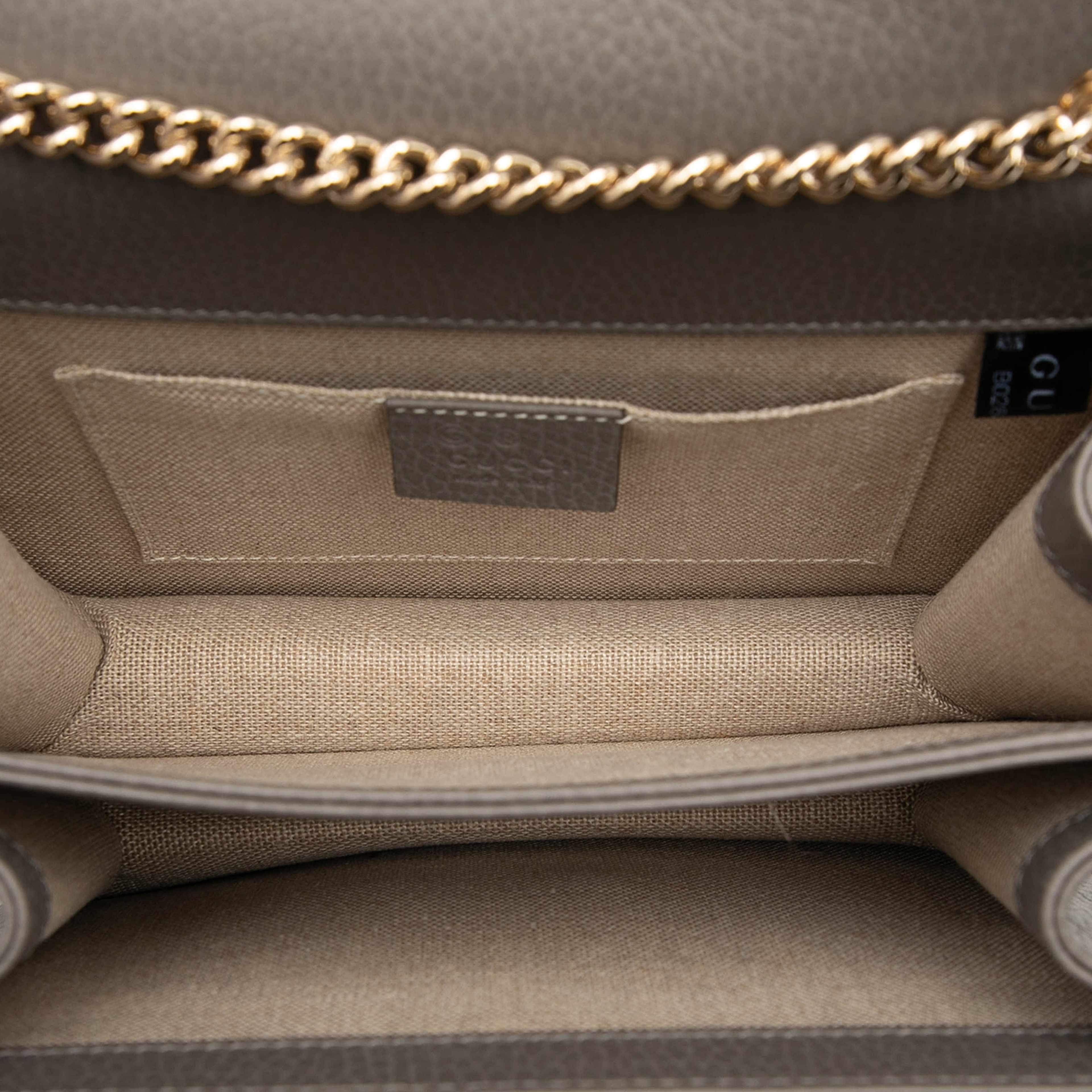 Gucci Small Dollar Calfskin Interlocking G Crossbody, från Luxclusif, i färgen gray. Klicka för att öppna bilden i stort format