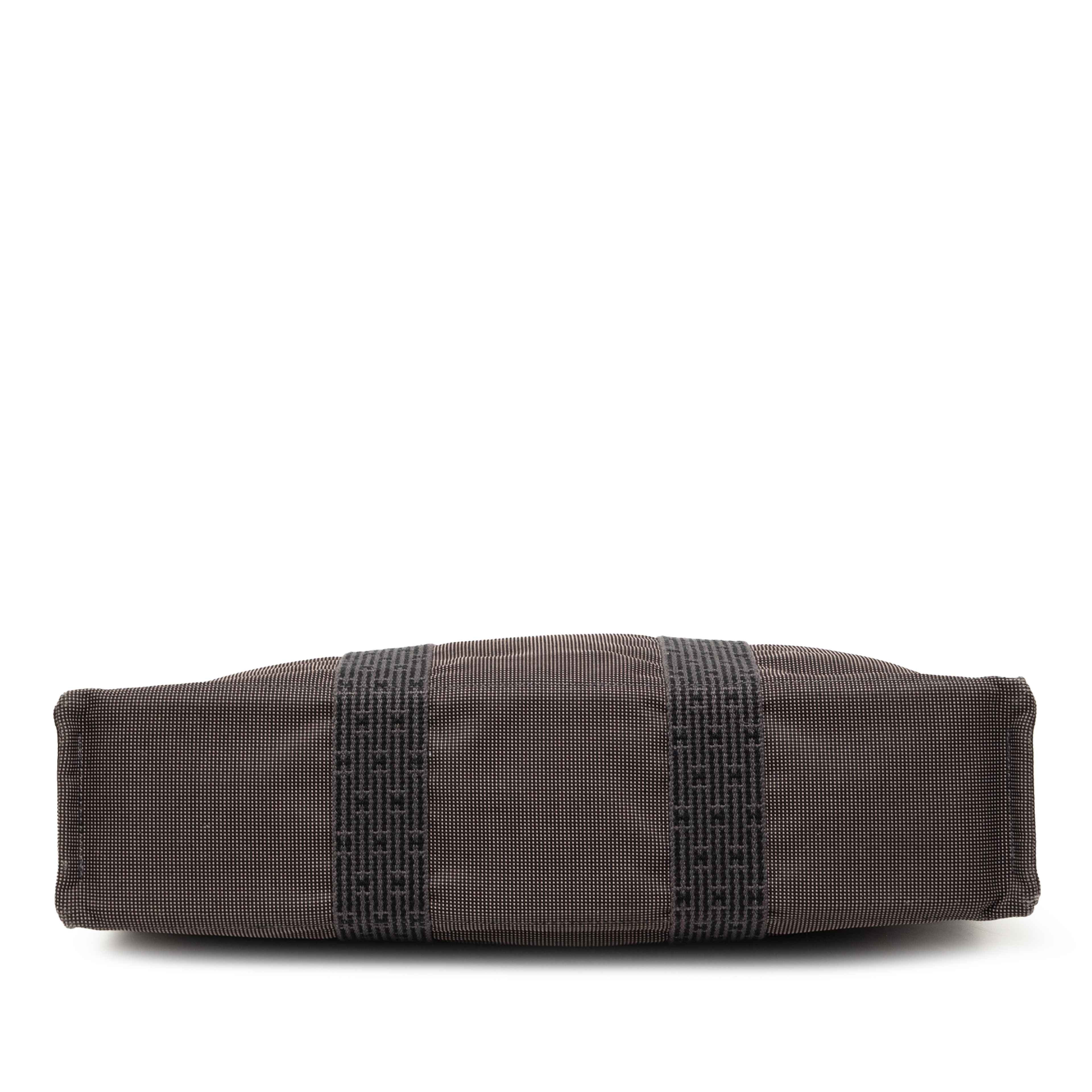 Hermès Canvas Herline Mm, från Luxclusif, i färgen dark gray. Klicka för att öppna bilden i stort format