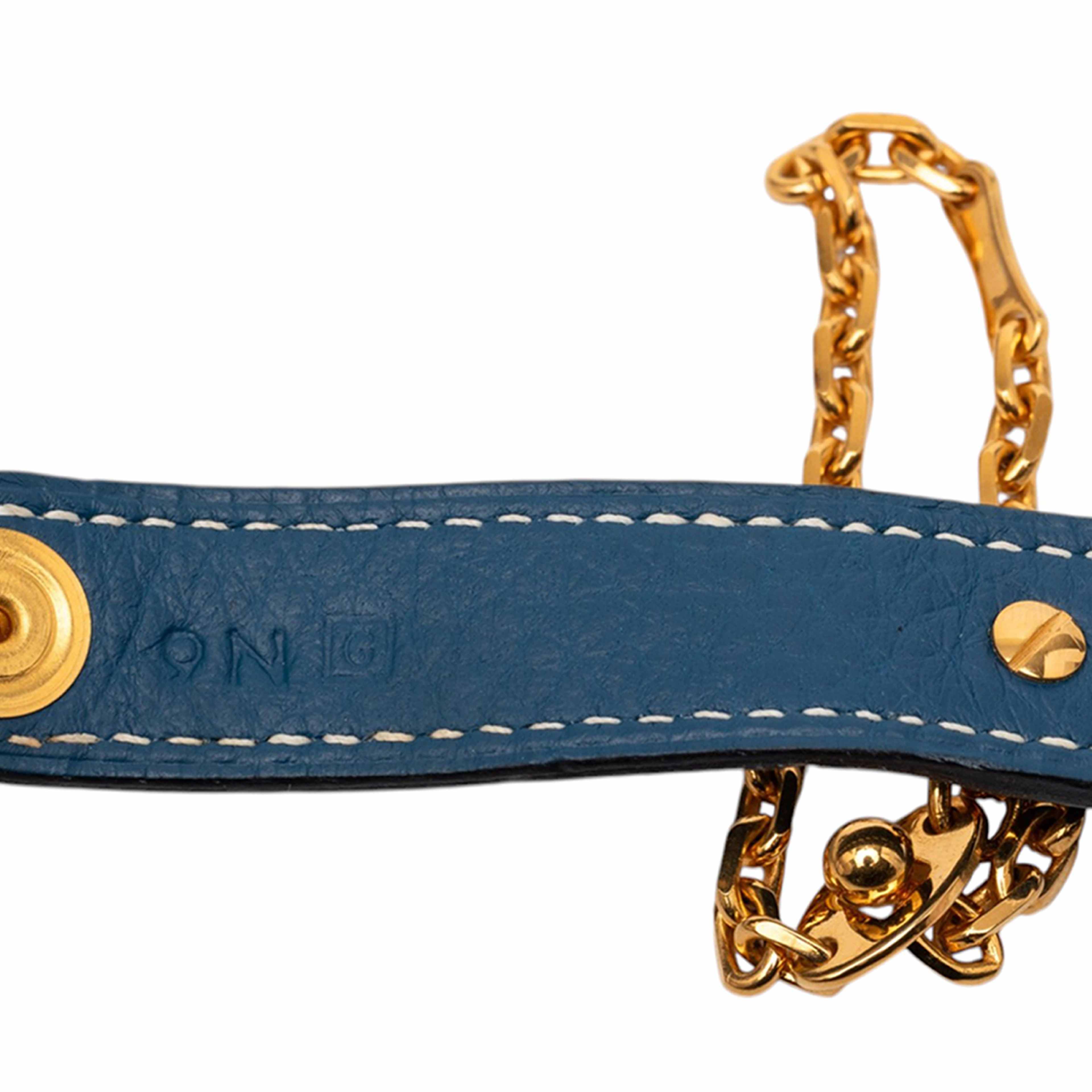 Hermès Togo Nomad Glove Holder, från Luxclusif, i färgen navy. Klicka för att öppna bilden i stort format