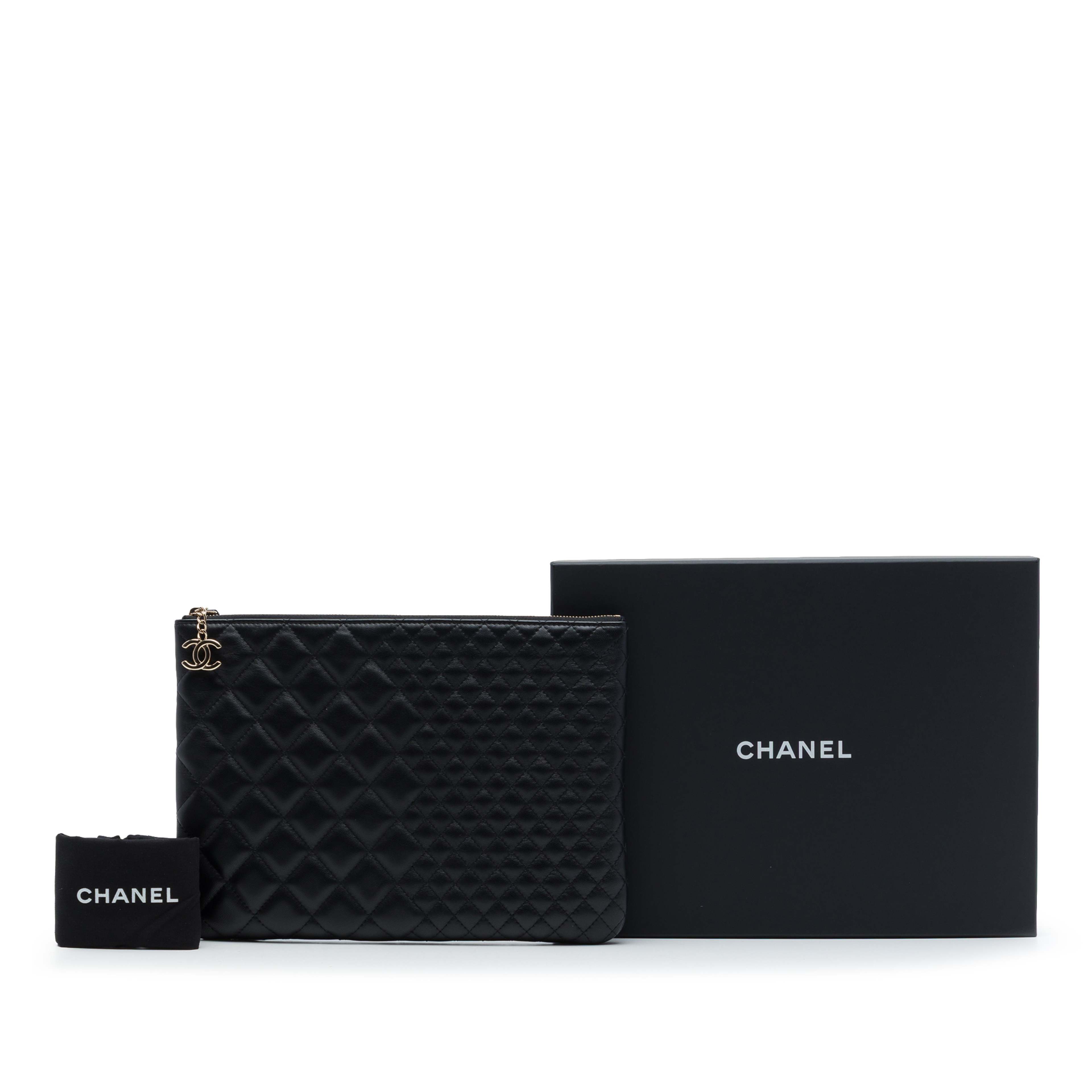Chanel Medium Bi Quilted Lambskin O Case Clutch, från Luxclusif, i färgen svart. Klicka för att öppna bilden i stort format