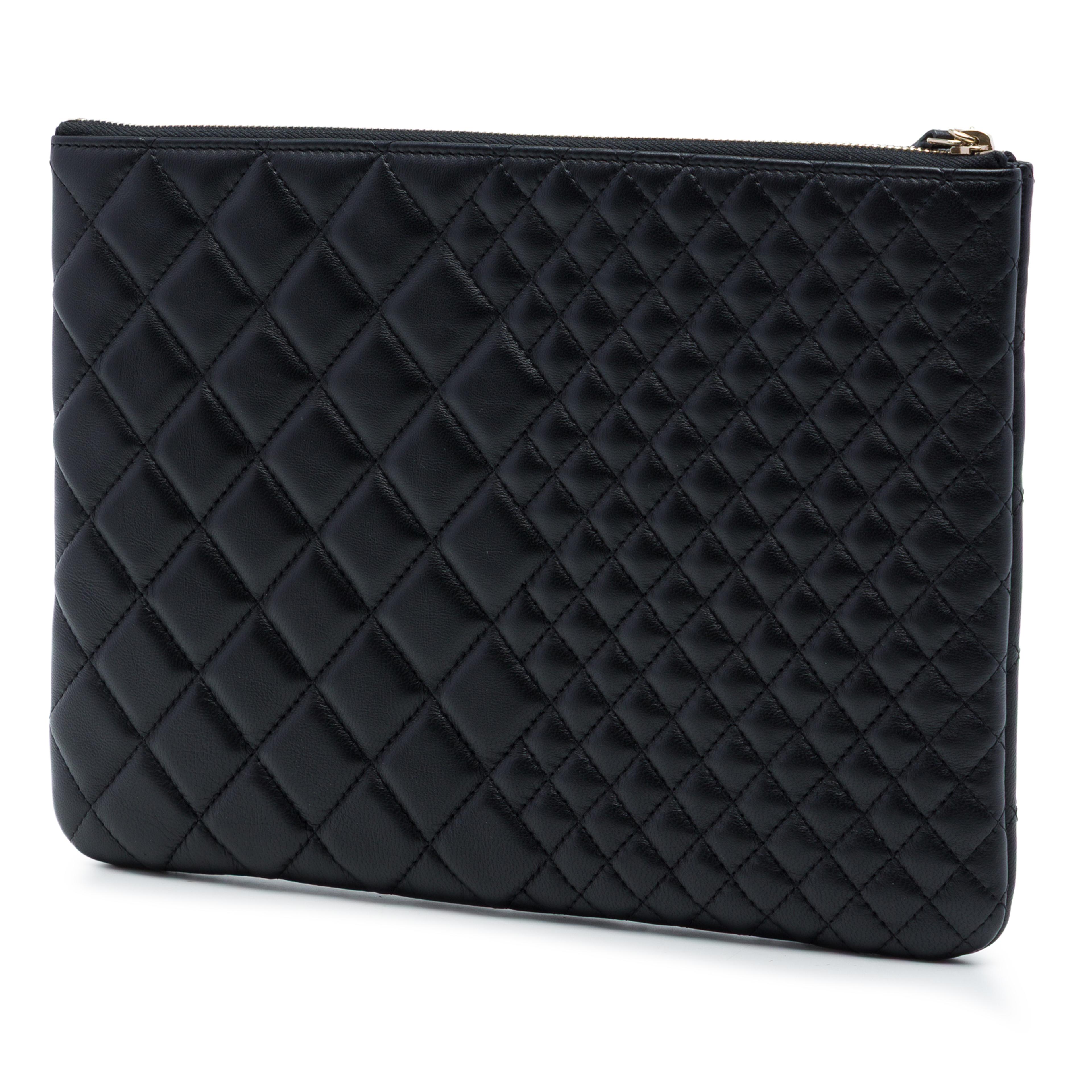 Chanel Medium Bi Quilted Lambskin O Case Clutch, från Luxclusif, i färgen svart. Klicka för att öppna bilden i stort format