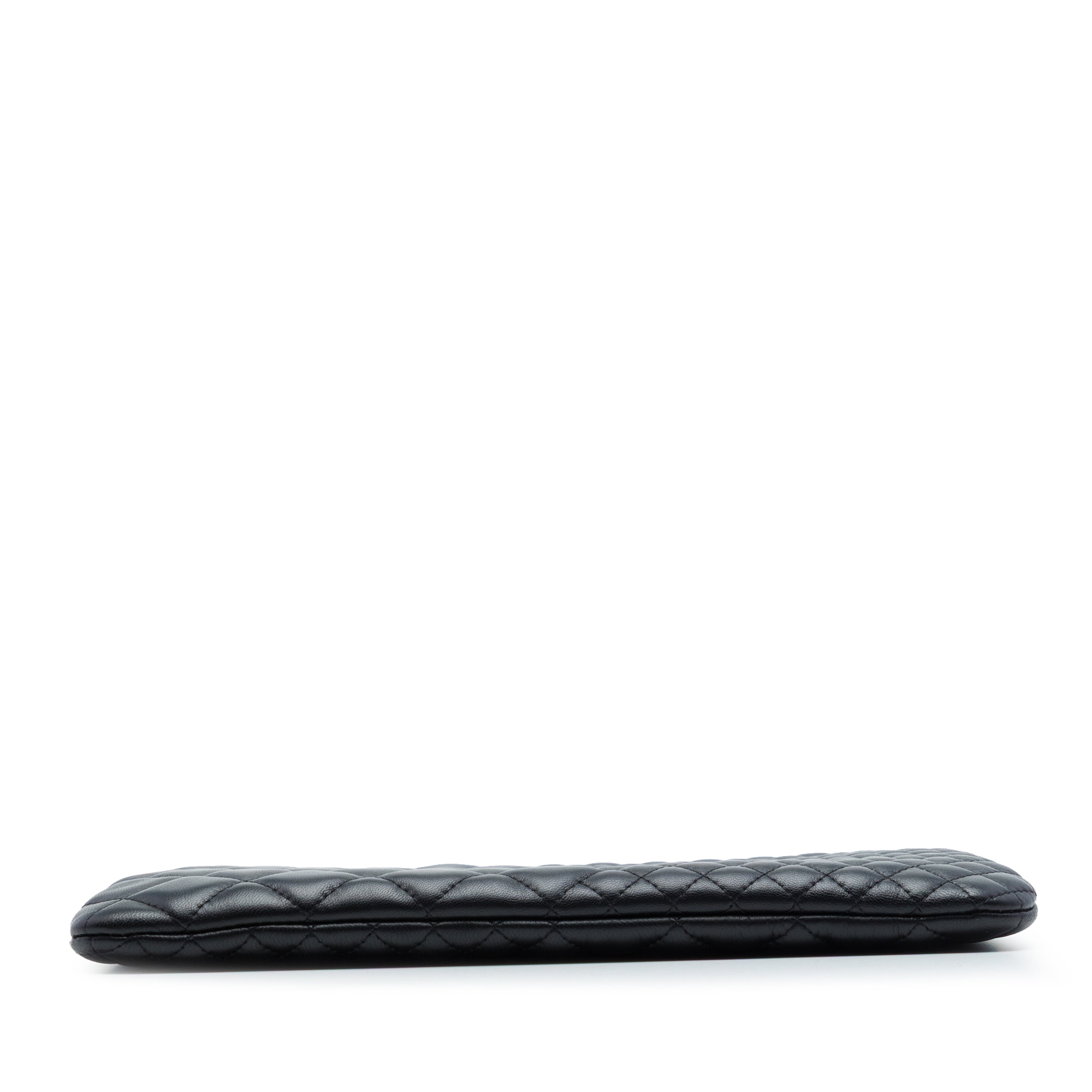 Chanel Medium Bi Quilted Lambskin O Case Clutch, från Luxclusif, i färgen svart. Klicka för att öppna bilden i stort format
