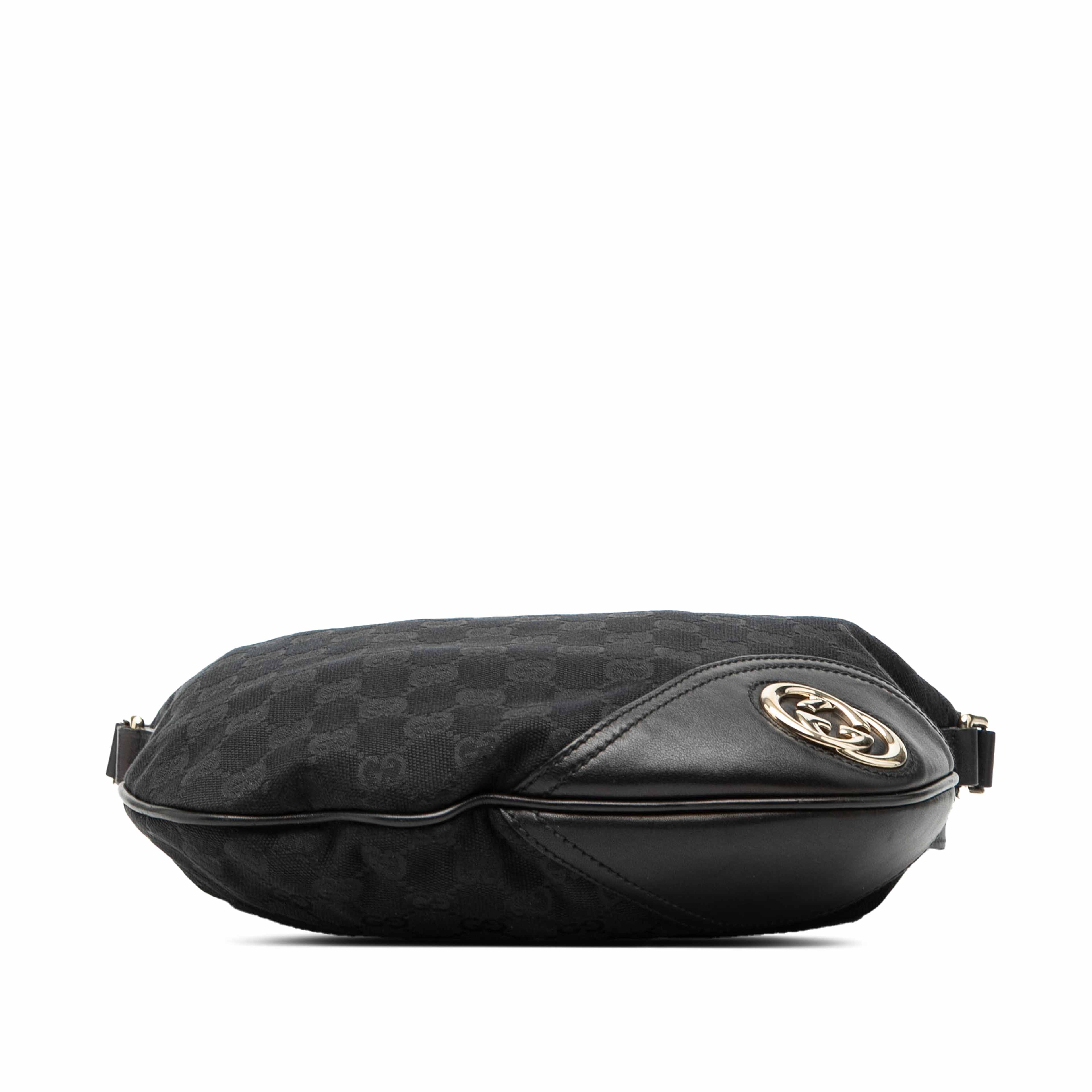 Gucci Medium Gg Canvas New Britt Half Moon Crossbody, från Luxclusif, i färgen black. Klicka för att öppna bilden i stort format