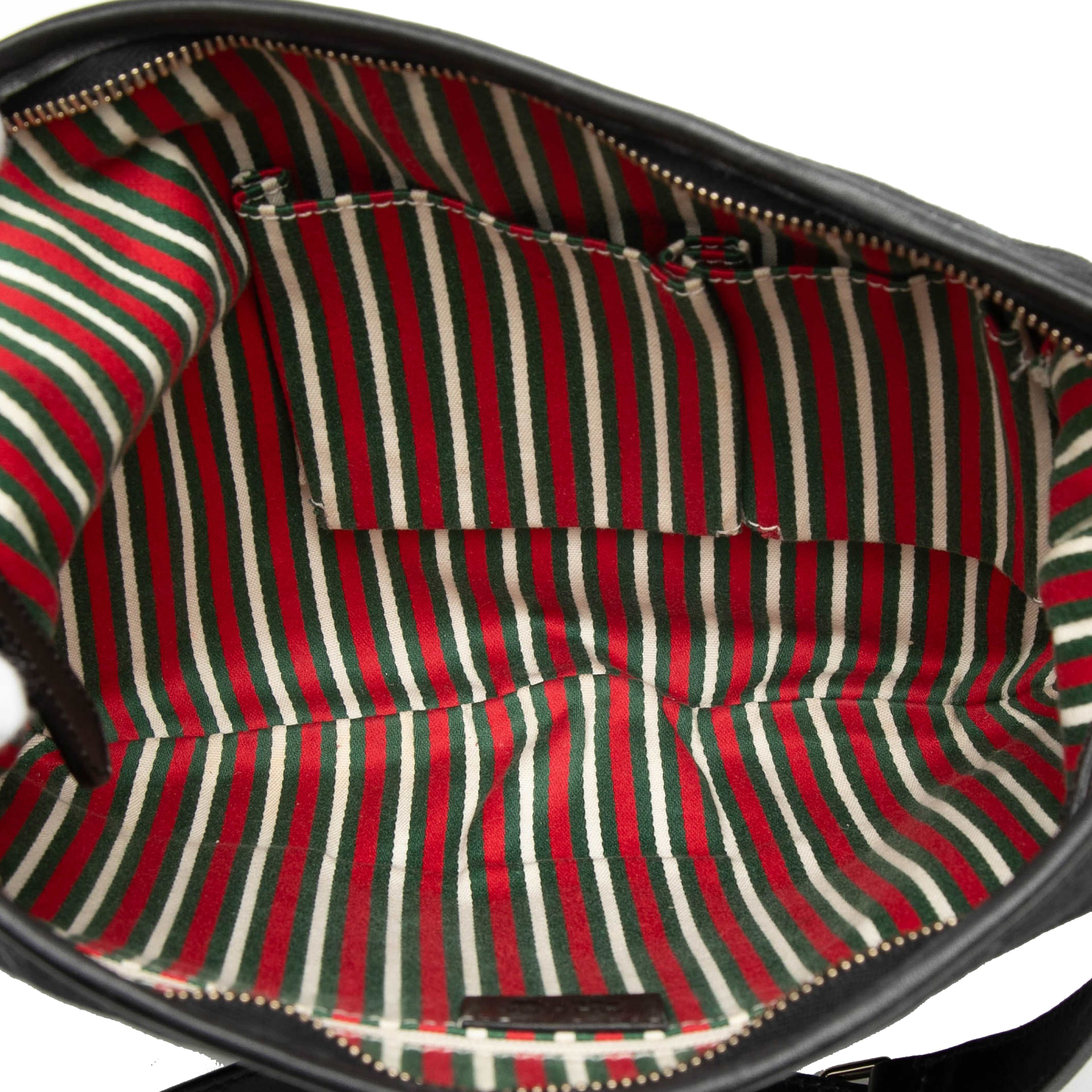 Gucci Medium Gg Canvas New Britt Half Moon Crossbody, från Luxclusif, i färgen black. Klicka för att öppna bilden i stort format