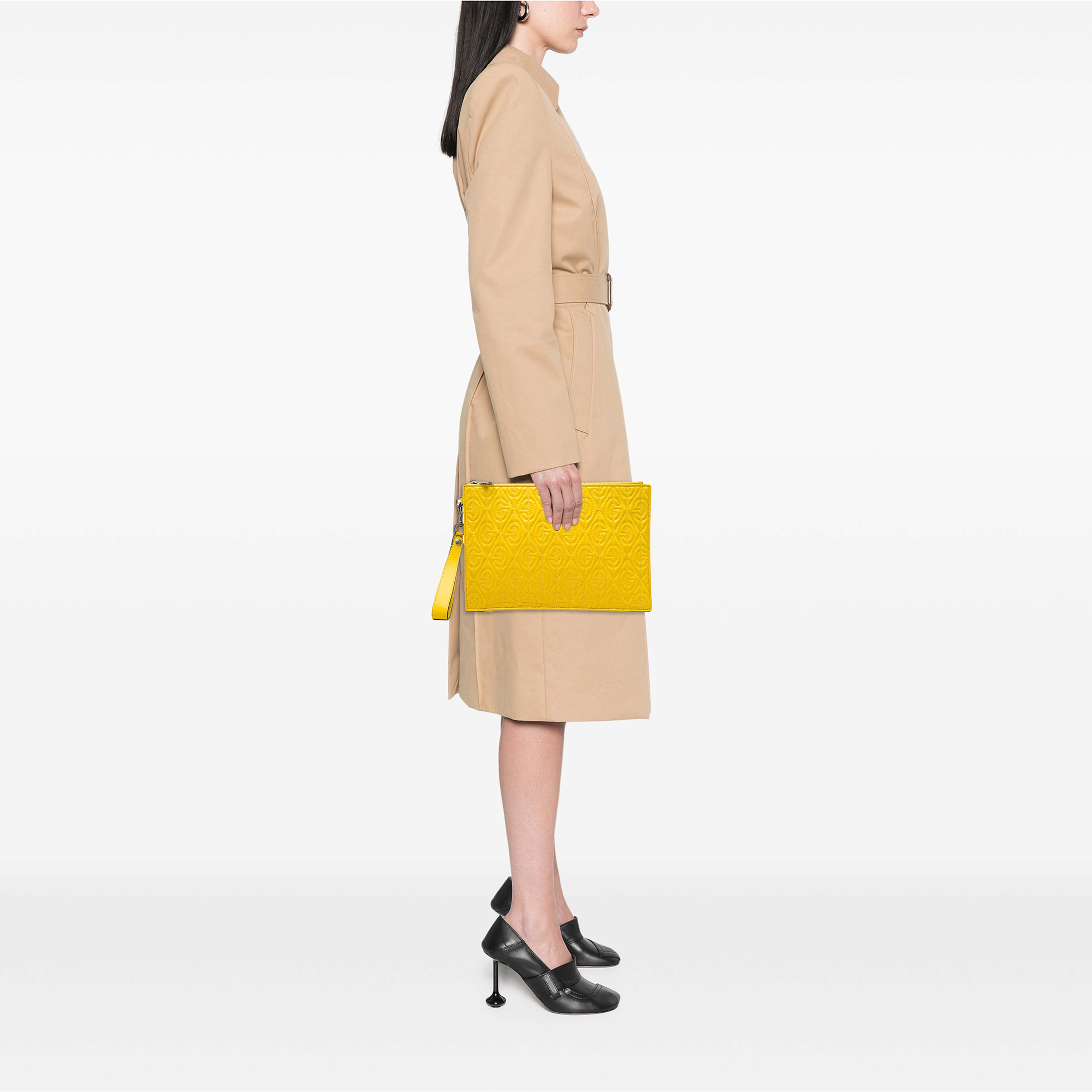 Gucci Quilted Calfskin G Rhombus Zip Clutch, från Luxclusif, i färgen gul. Klicka för att öppna bilden i stort format