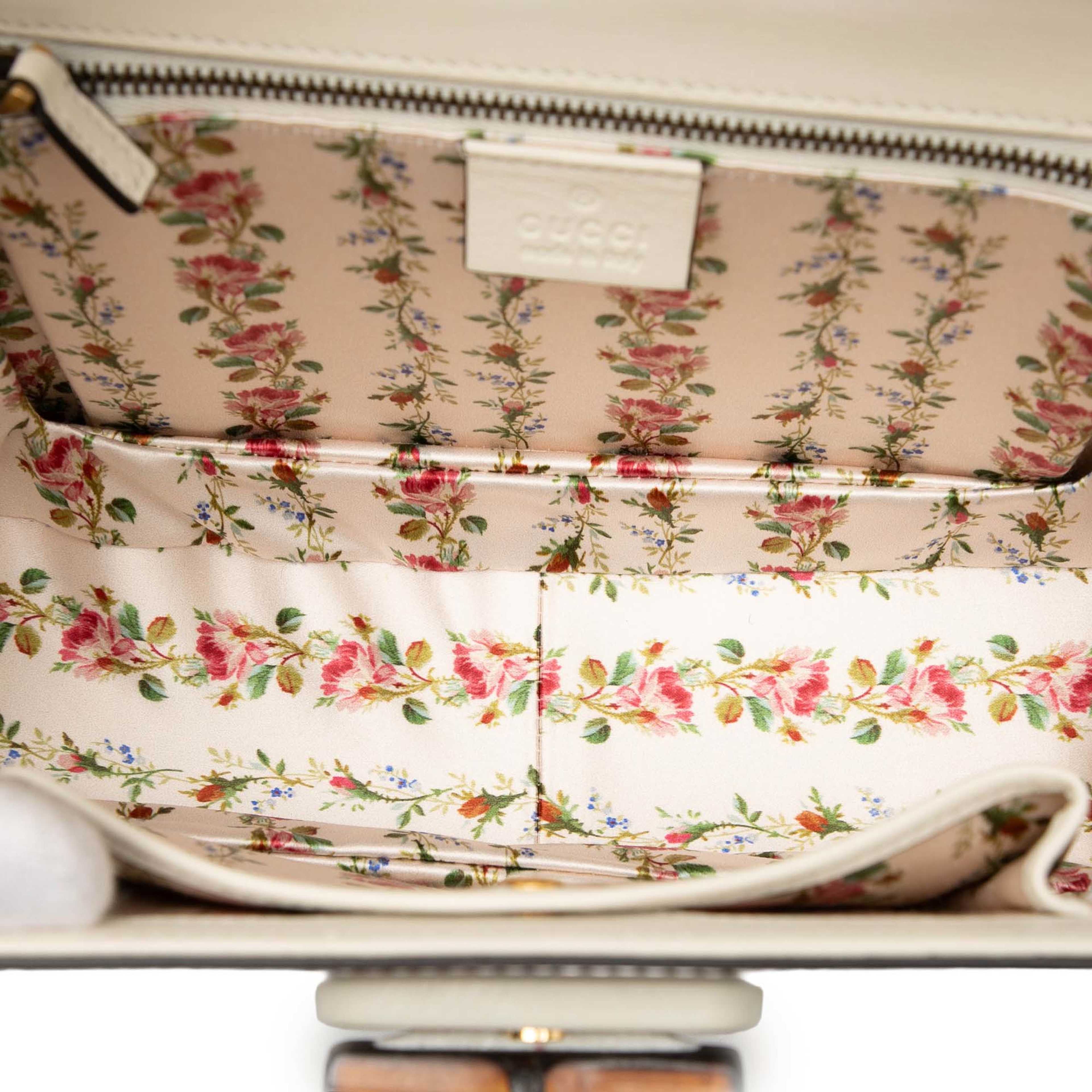 Gucci Calfskin Frame Print Bamboo Top Handle Bag, från Luxclusif, i färgen white. Klicka för att öppna bilden i stort format