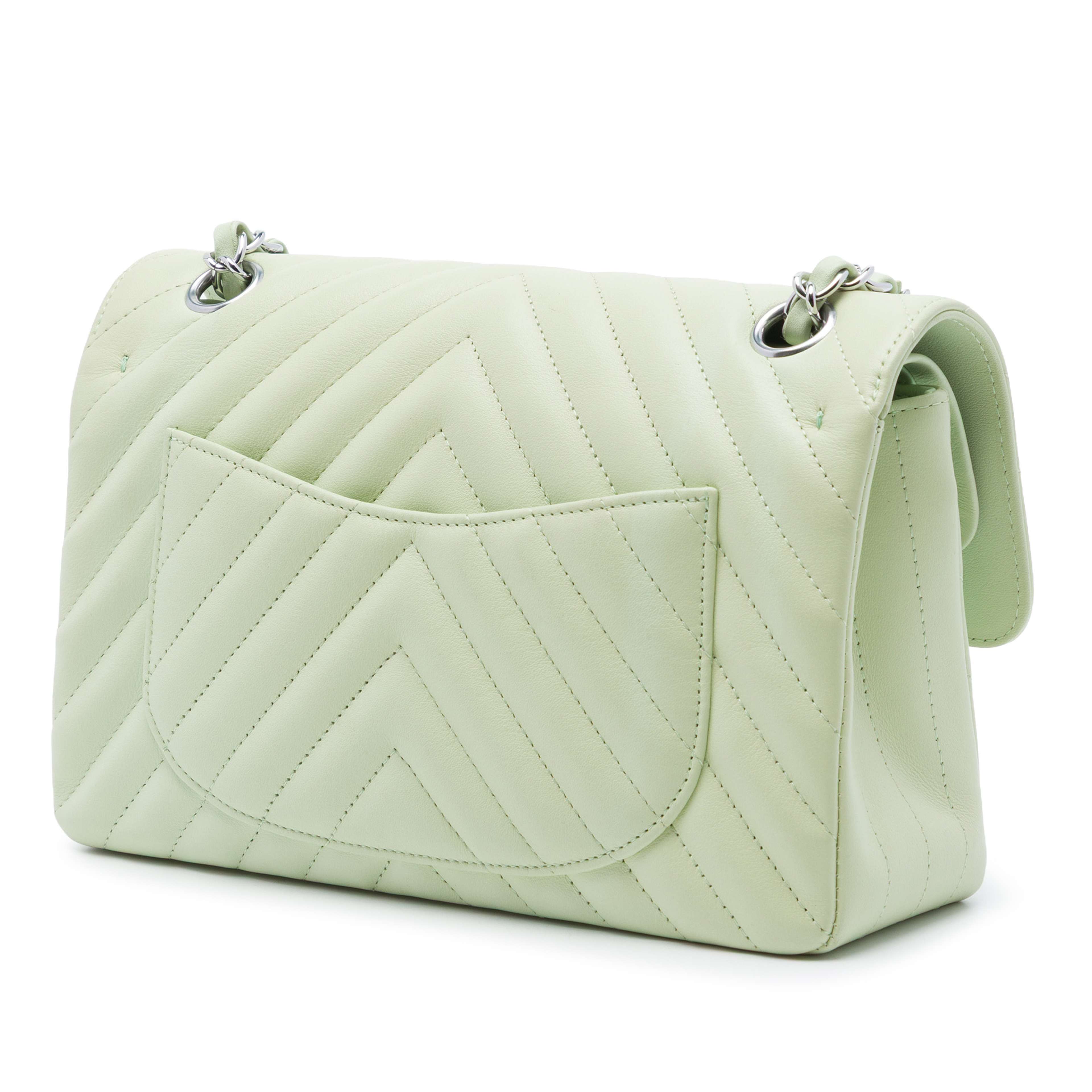 Chanel Small Classic Chevron Lambskin Double Flap, från Luxclusif, i färgen grön. Klicka för att öppna bilden i stort format