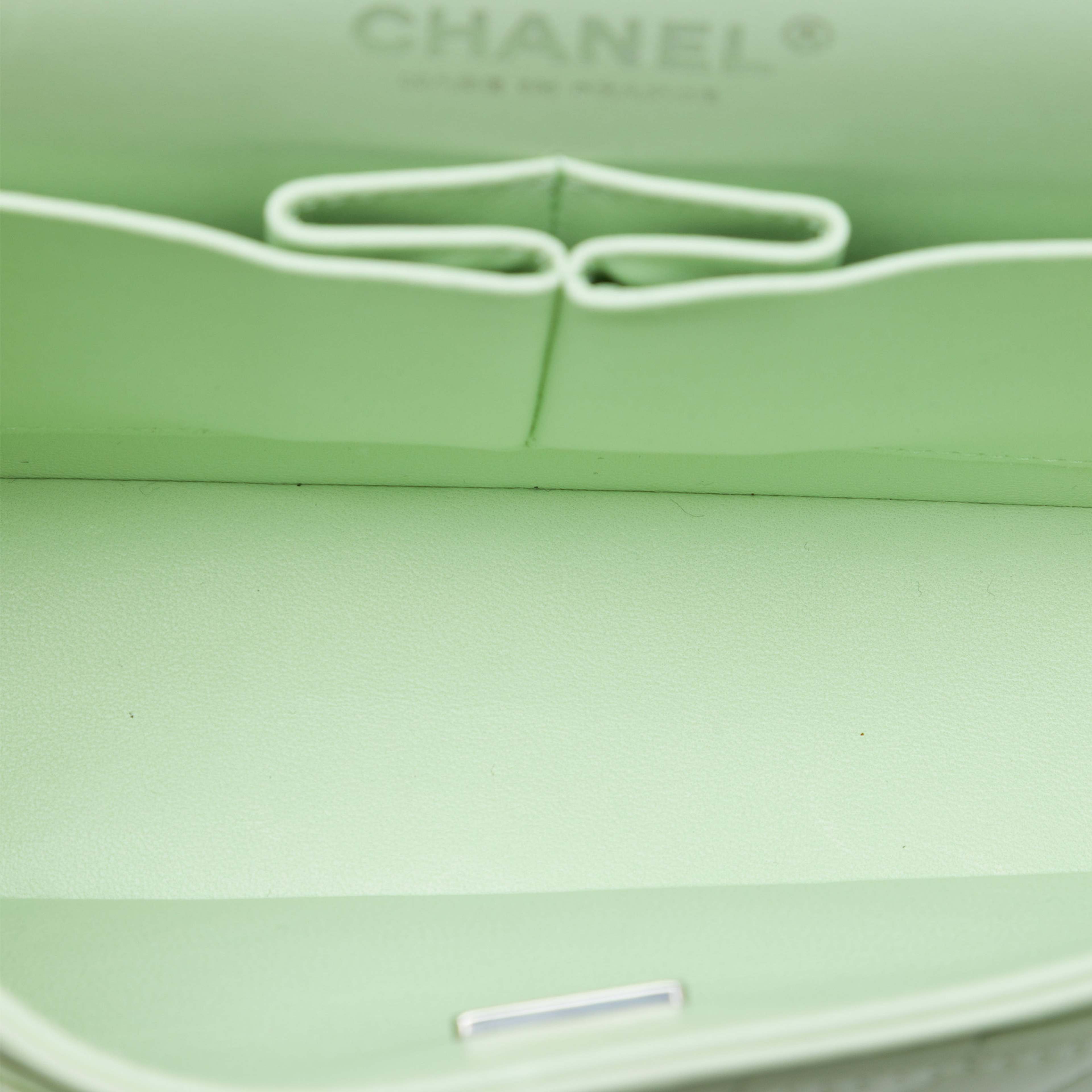 Chanel Small Classic Chevron Lambskin Double Flap, från Luxclusif, i färgen grön. Klicka för att öppna bilden i stort format