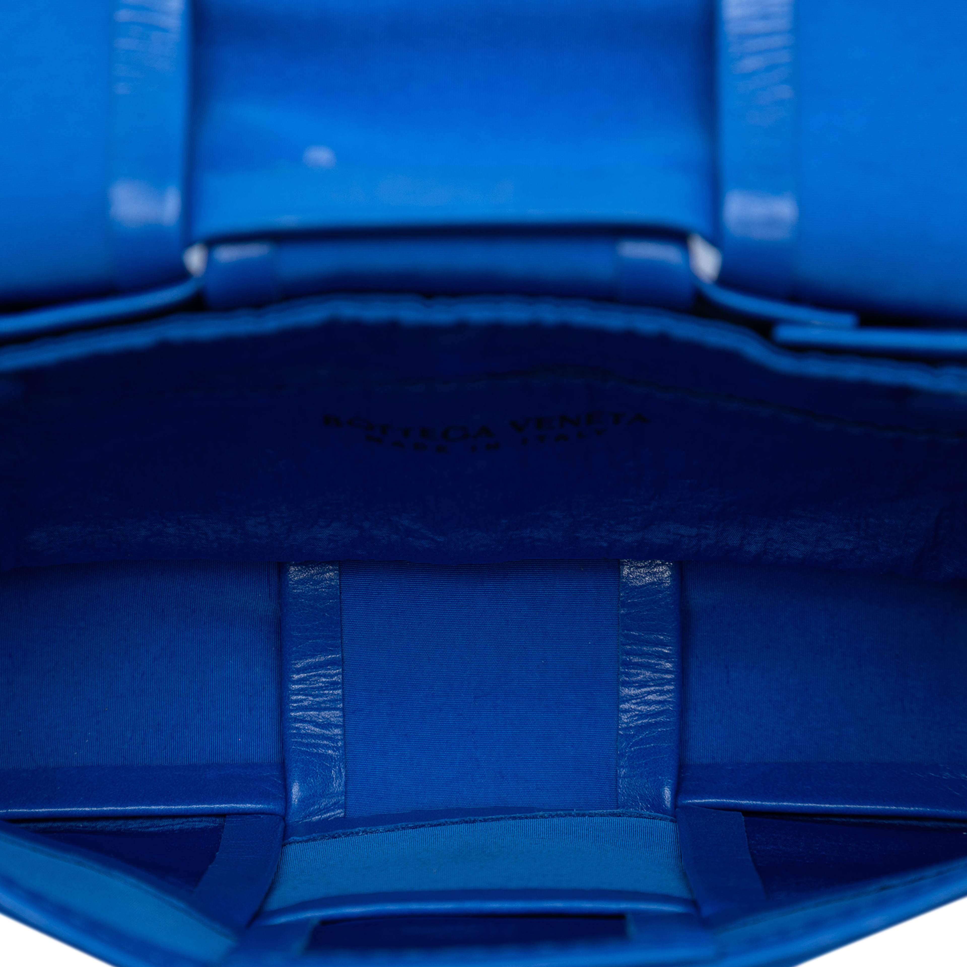 Bottega Veneta Extra Mini Nappa Maxi Intrecciato Cassette Crossbody, från Luxclusif, i färgen blue. Klicka för att öppna bilden i stort format