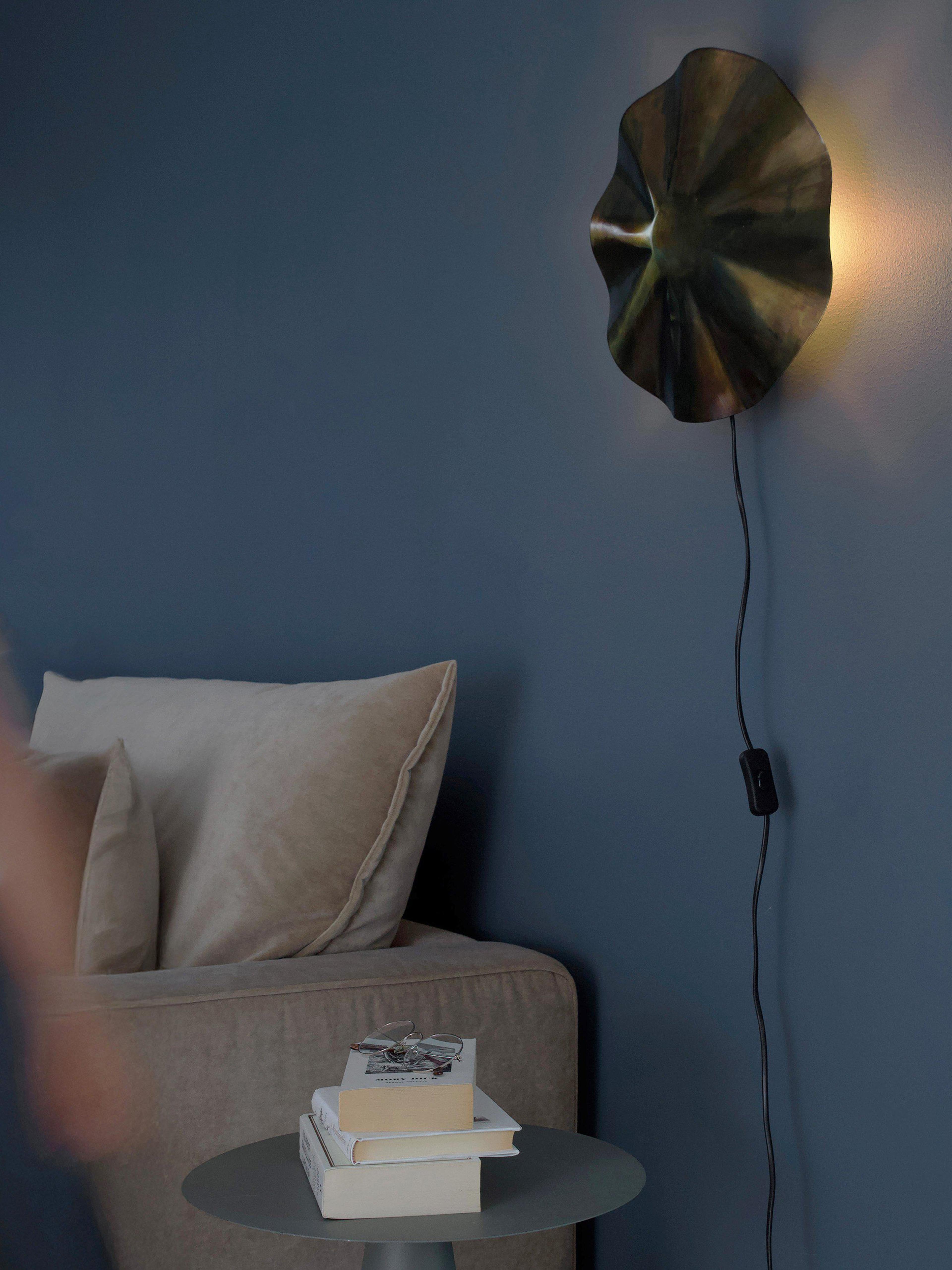 Aira Vägglampa, från PR Home, i färgen mässing. Klicka för att öppna bilden i stort format