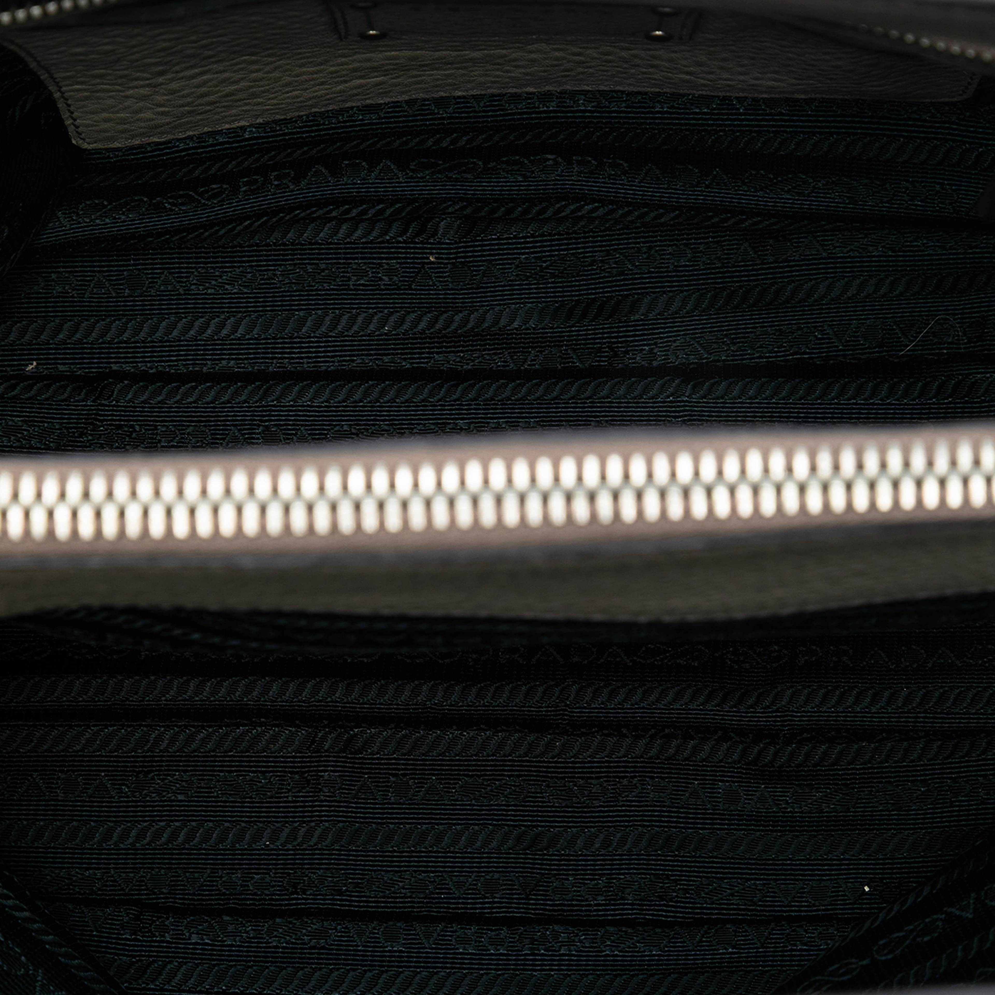 Prada Vitello Daino Zip Top Convertible Tote, från Luxclusif, i färgen taupe. Klicka för att öppna bilden i stort format