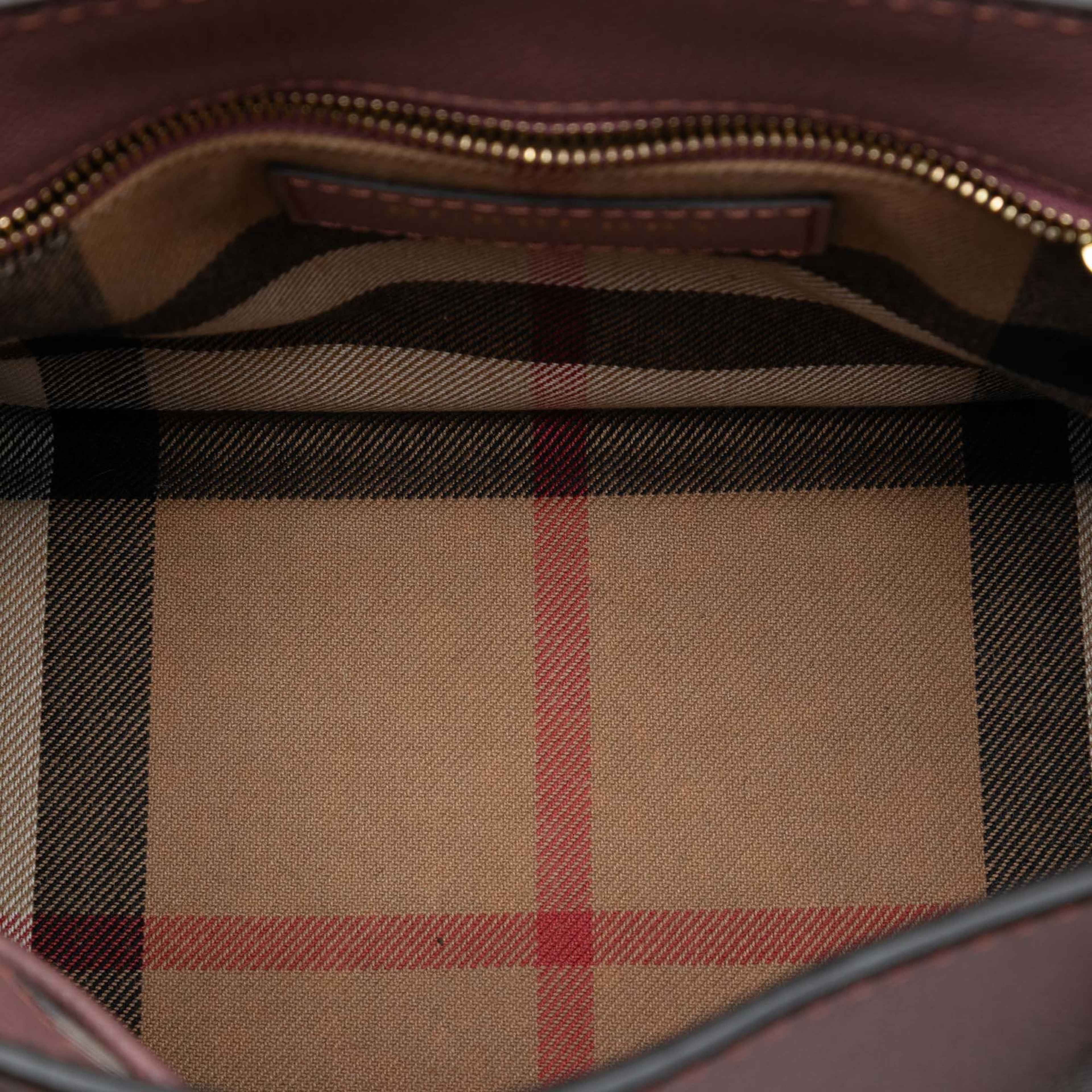 Burberry Small Grained Leather Buckle Tote, från Luxclusif, i färgen pink. Klicka för att öppna bilden i stort format