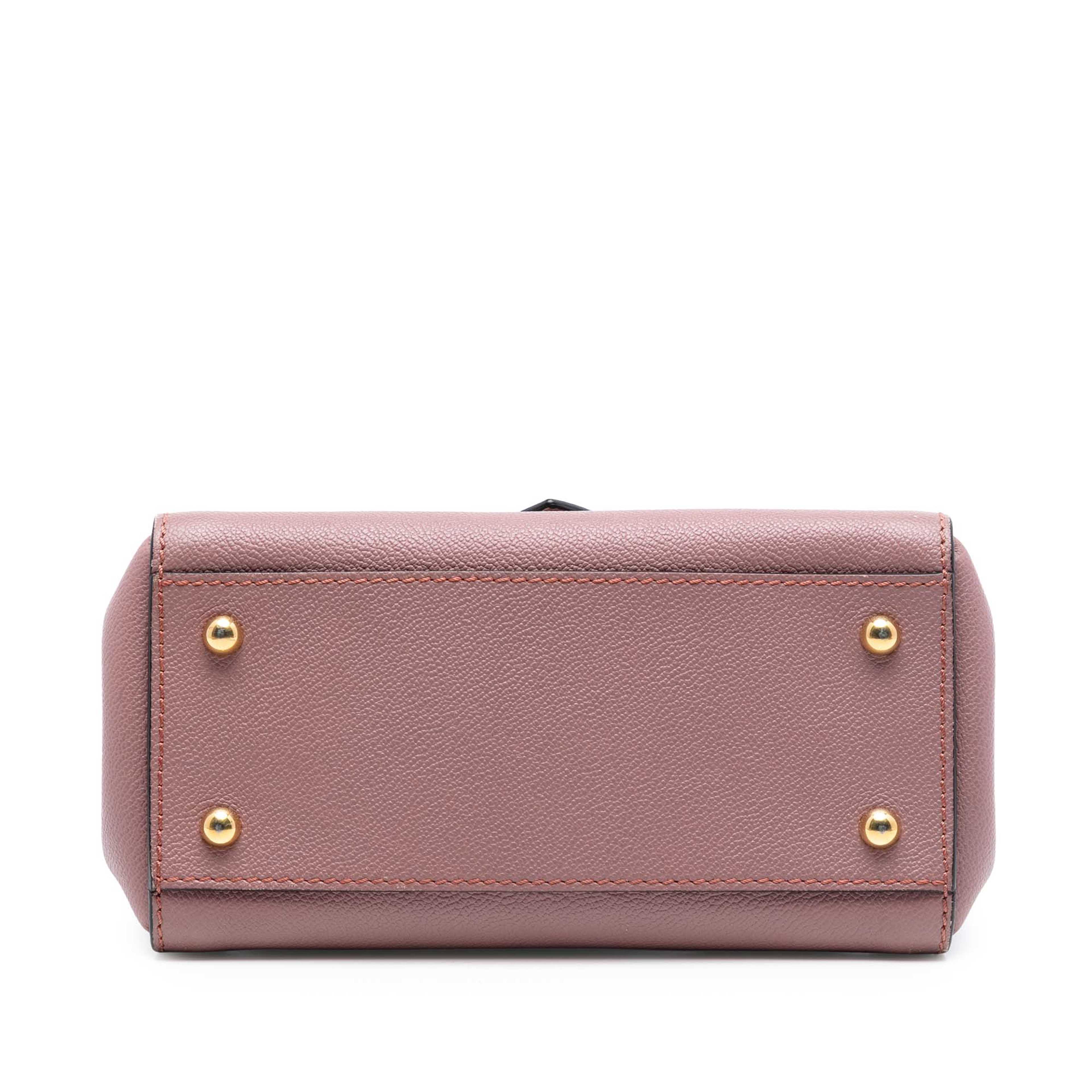 Burberry Small Grained Leather Buckle Tote, från Luxclusif, i färgen pink. Klicka för att öppna bilden i stort format