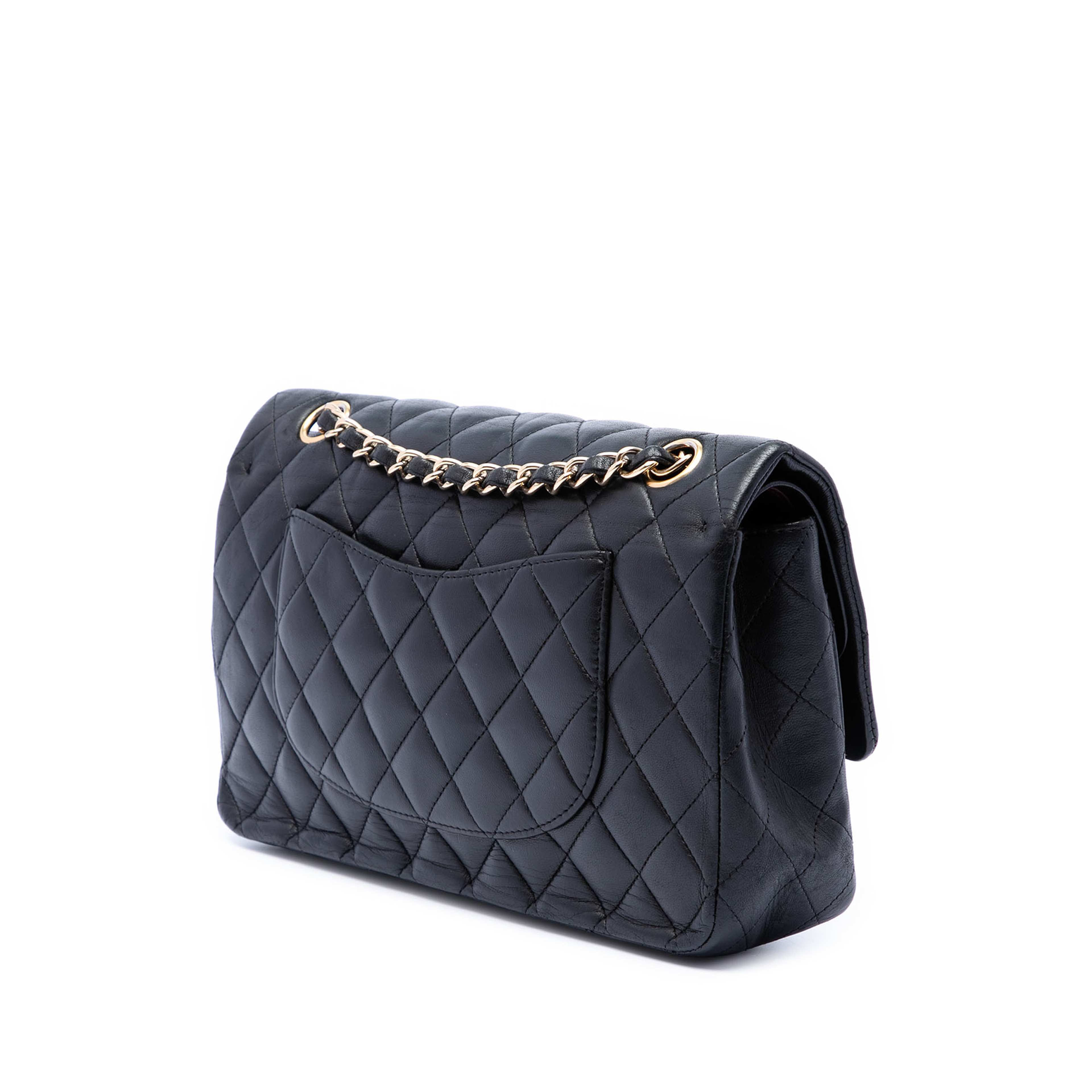 Chanel Medium Classic Lambskin Double Flap, från Luxclusif, i färgen svart. Klicka för att öppna bilden i stort format