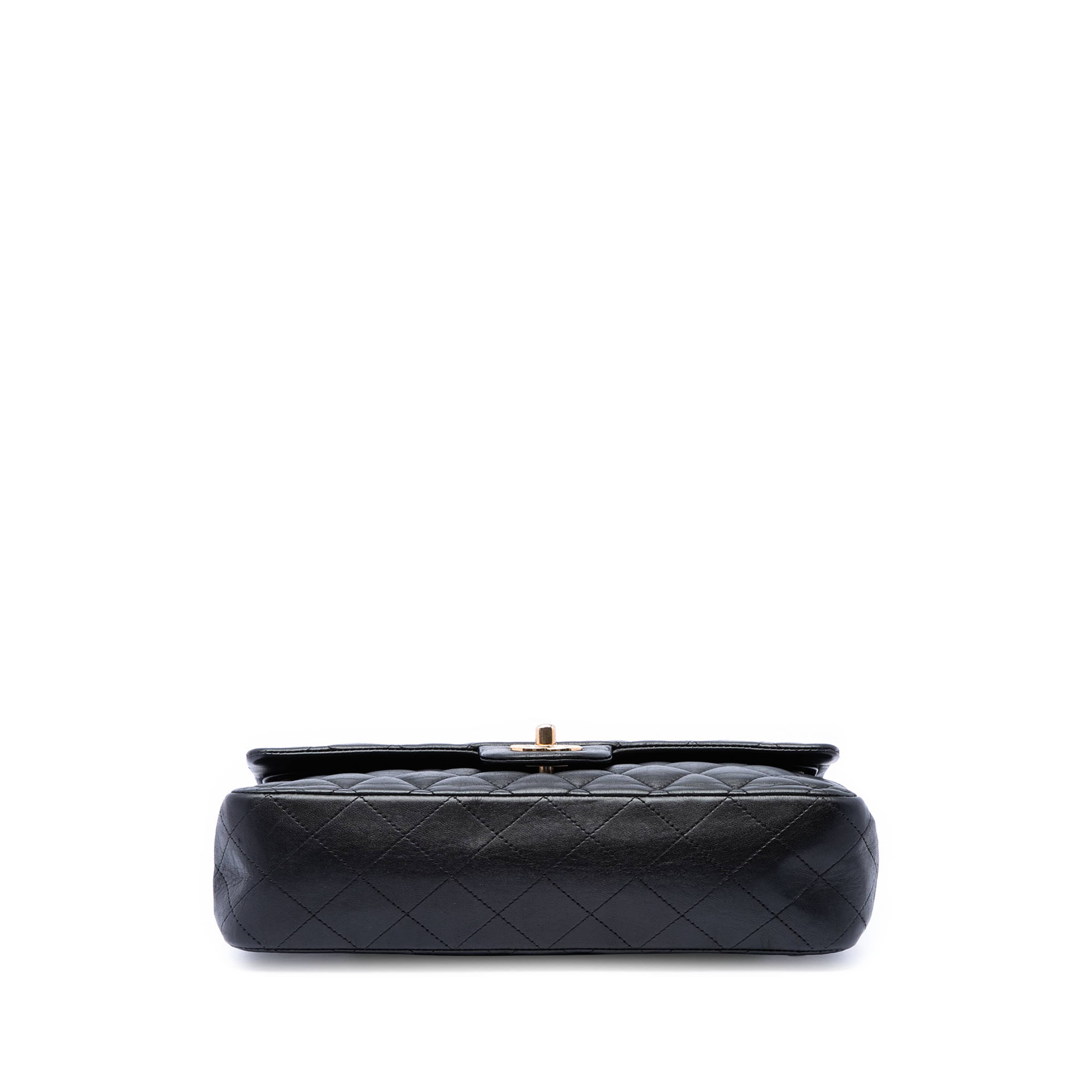 Chanel Medium Classic Lambskin Double Flap, från Luxclusif, i färgen svart. Klicka för att öppna bilden i stort format