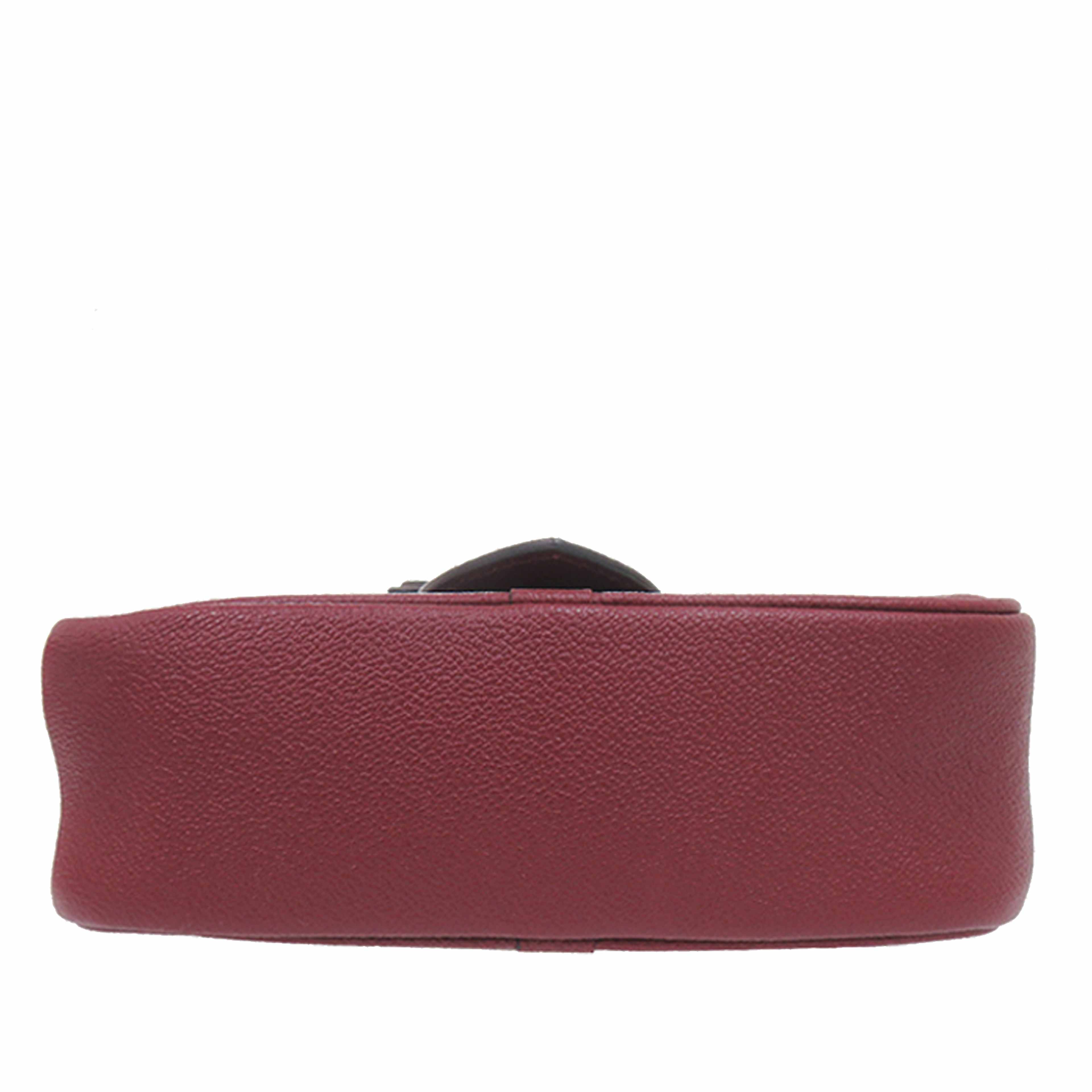 Burberry Small Leather Medley Buckle Crossbody, från Luxclusif, i färgen röd. Klicka för att öppna bilden i stort format