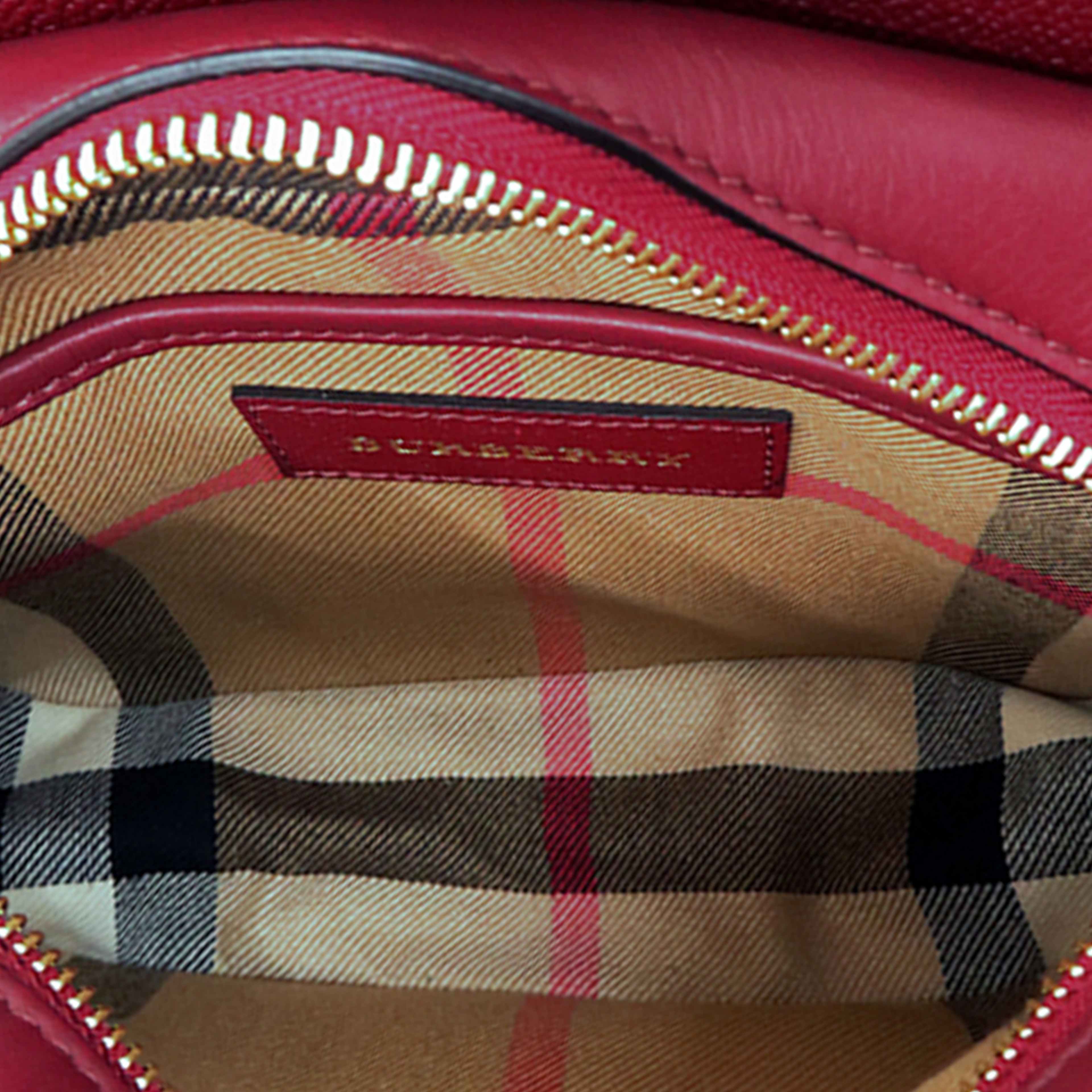 Burberry Small Leather Medley Buckle Crossbody, från Luxclusif, i färgen bordeaux. Klicka för att öppna bilden i stort format